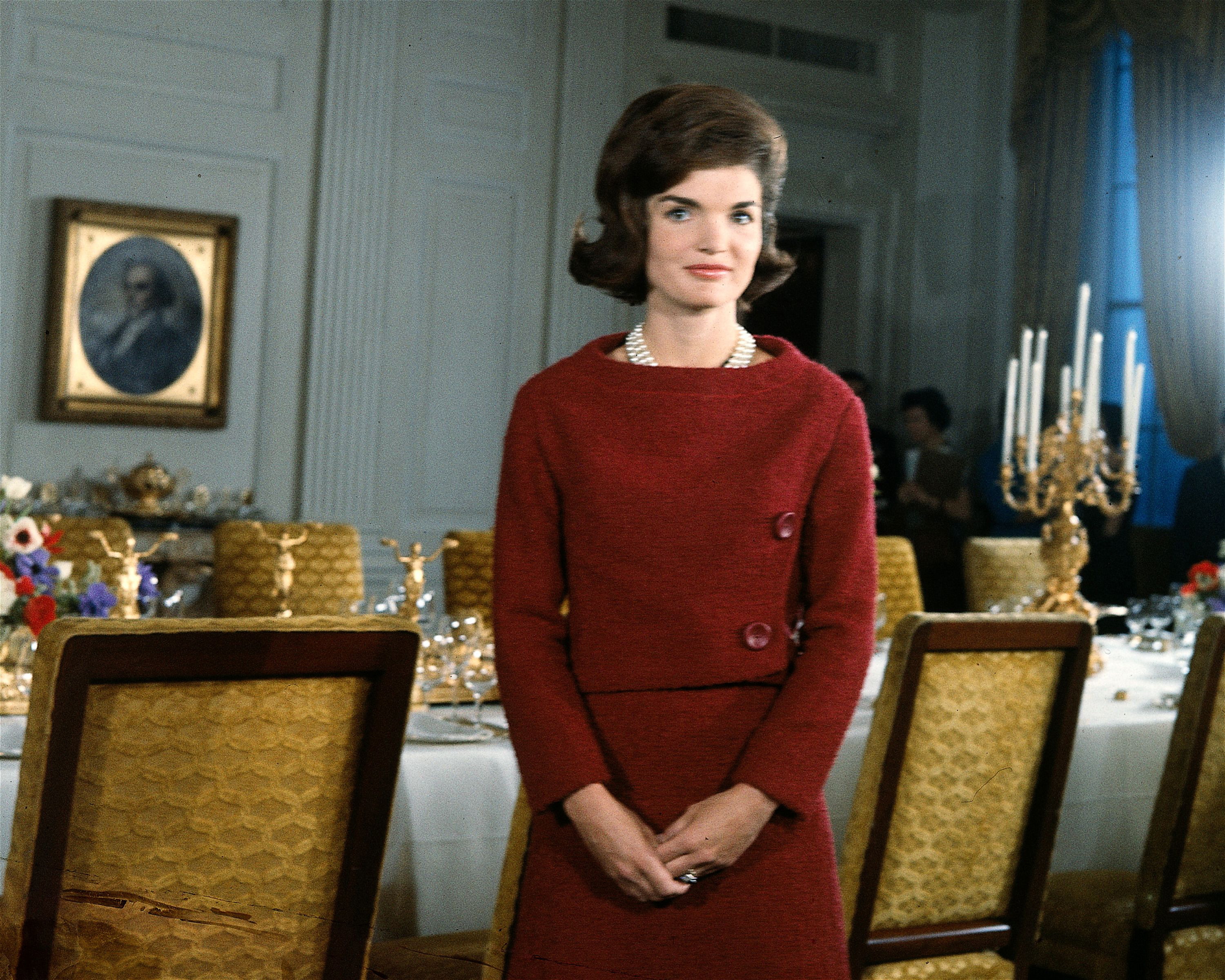 Jacqueline Kennedy durante el rodaje de un programa especial de noticias de la CBS el 15 de enero de 1962, en Washington DC. | Fuente: Getty Images