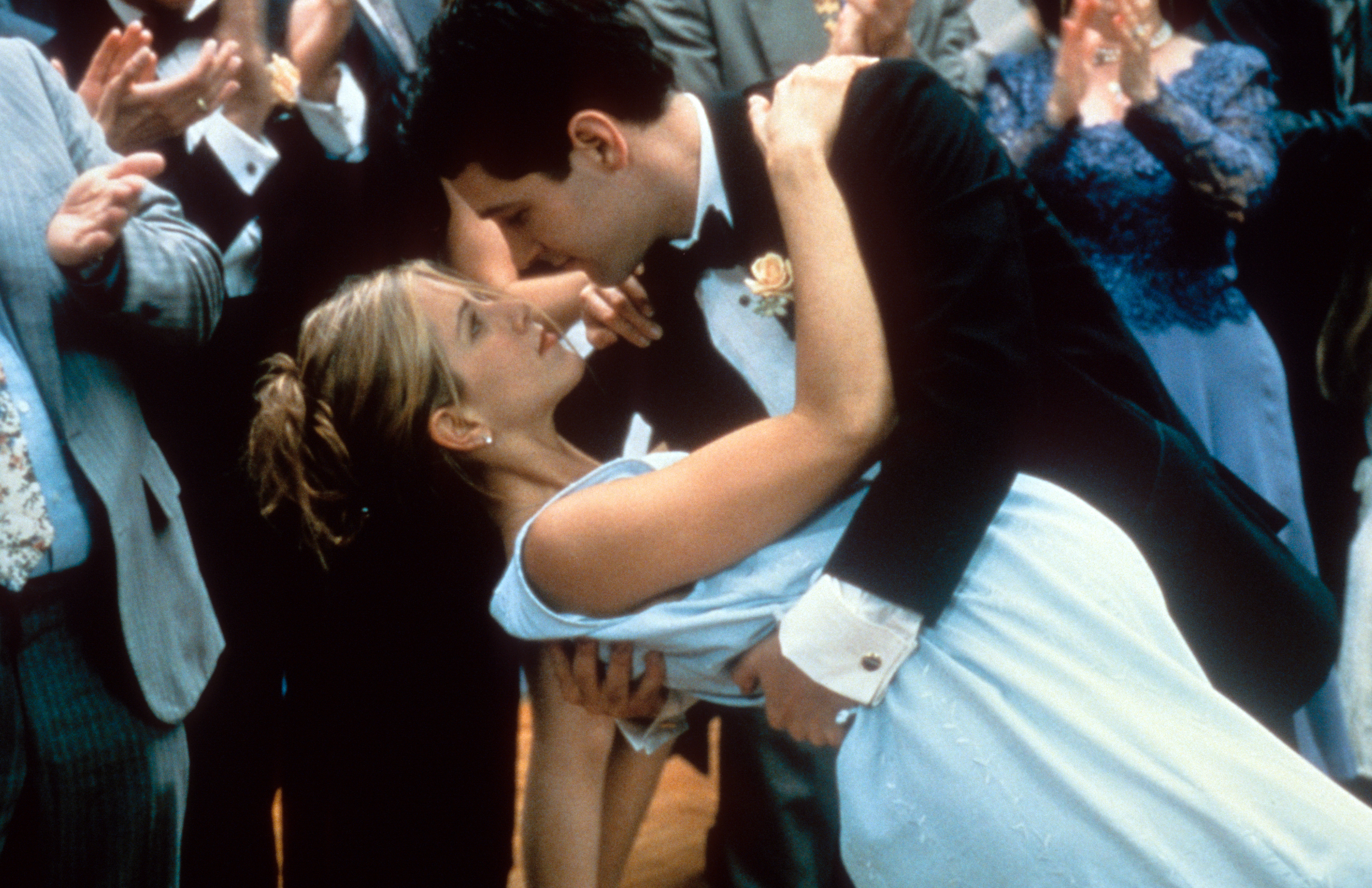 Jennifer Aniston y Paul Rudd en el rodaje de "The Object Of My Affection", en 1998 | Foto: Getty Images