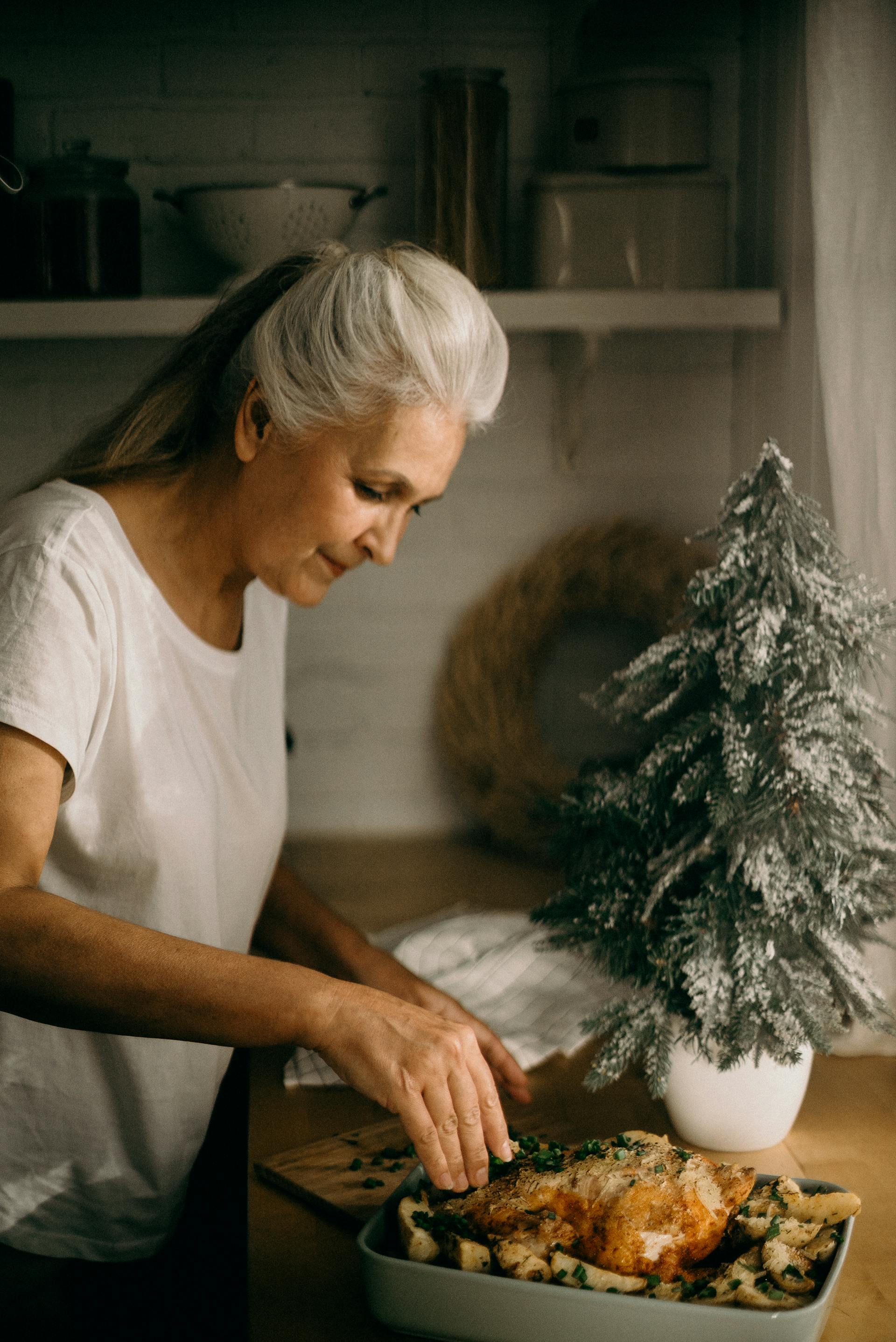 Una anciana cocinando | Fuente: Pexels