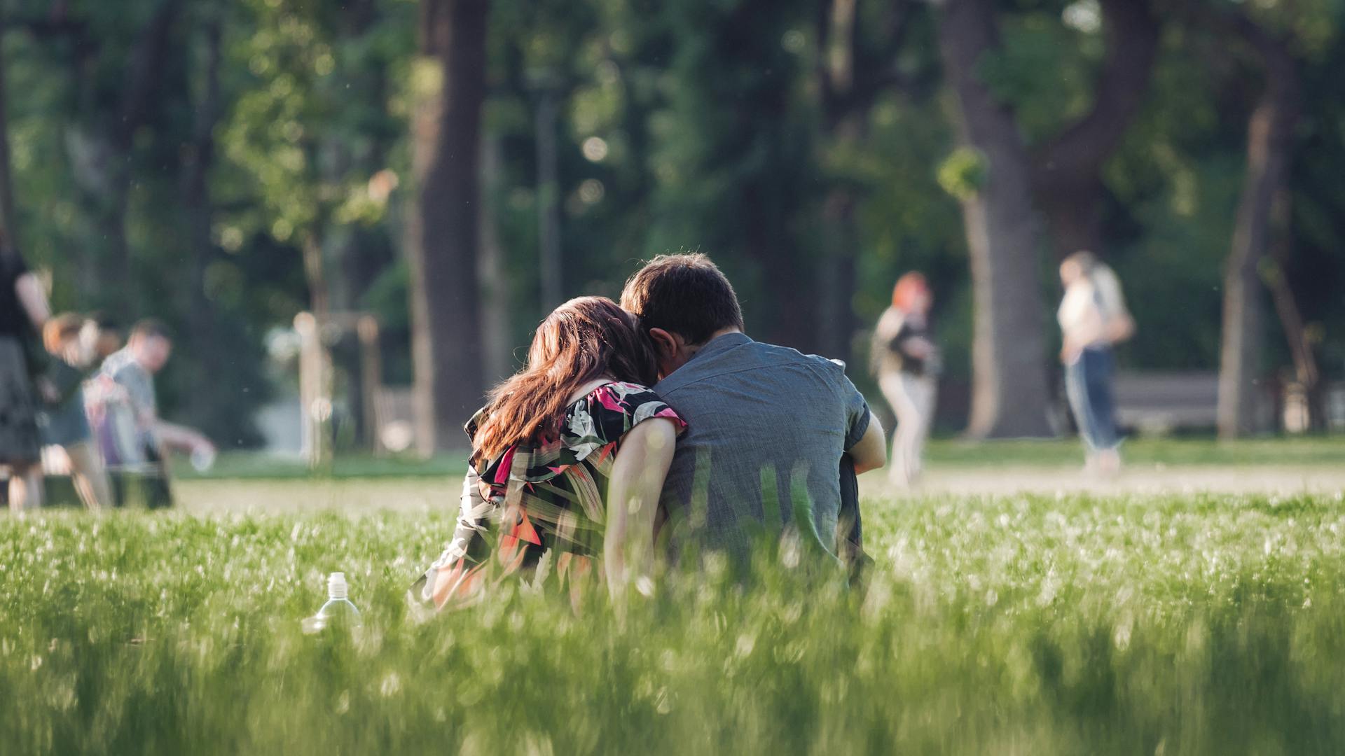 Una pareja sentada | Fuente: Pexels