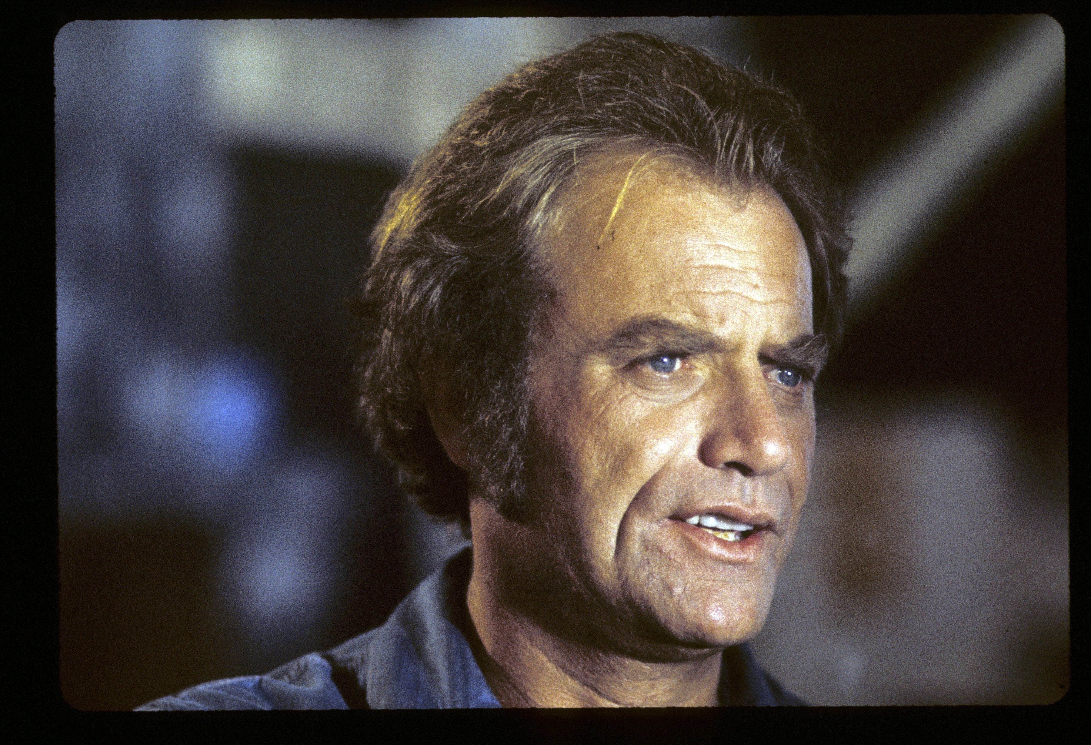 Vic Morrow en el plató de "La plaga de los veinticuatro quilates", circa 1973 | Fuente: Getty Images