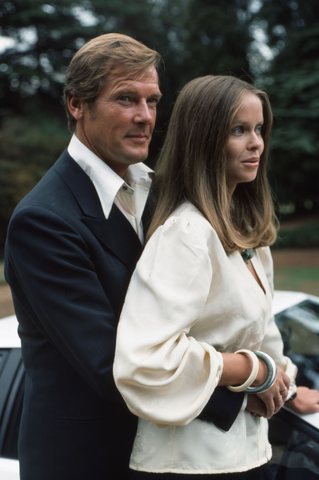 Roger Moore y Barbara Bach fotografiados en 1976. | Fuente: Getty Images