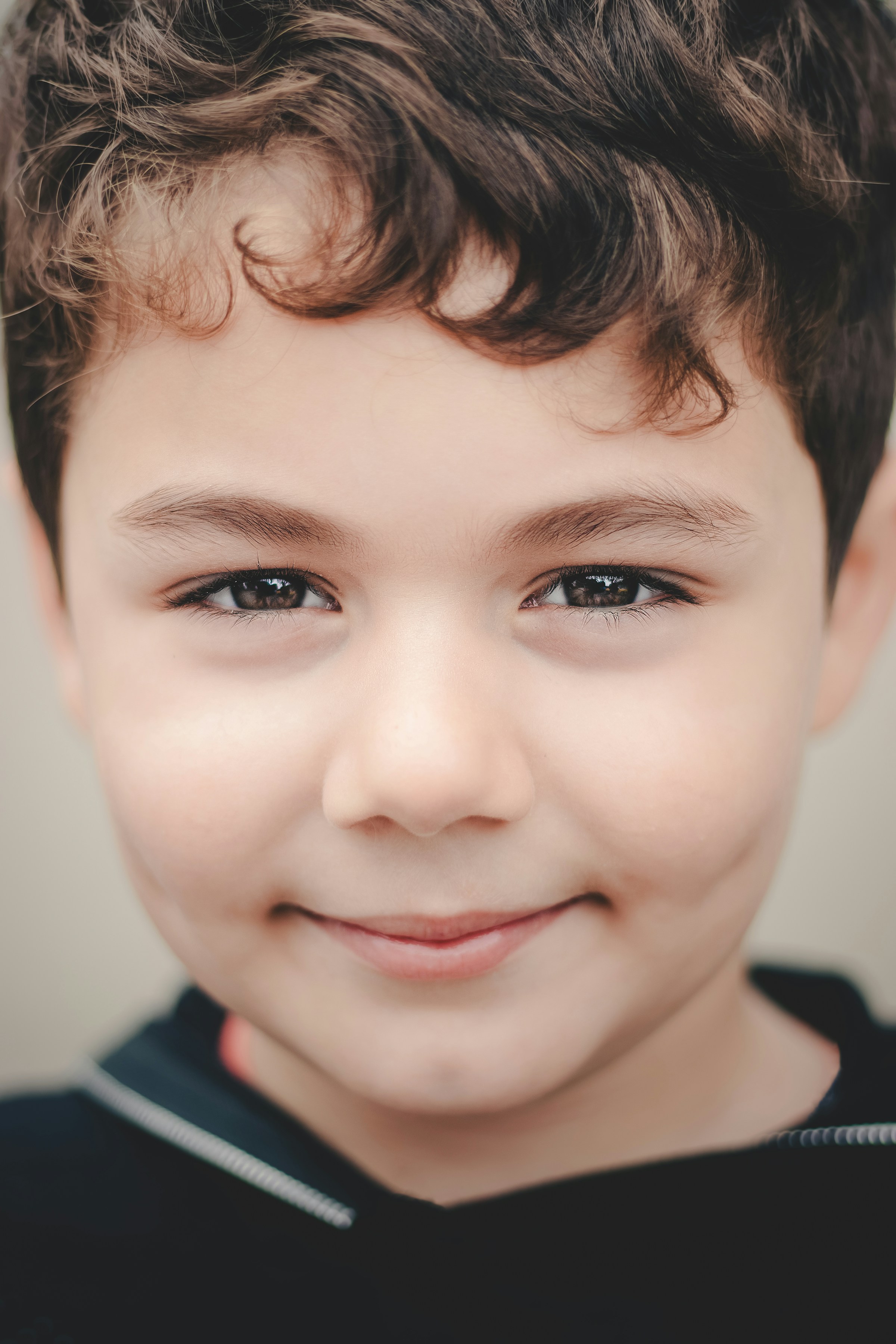 Primer plano de la cara sonriente de un niño | Fuente: Unsplash