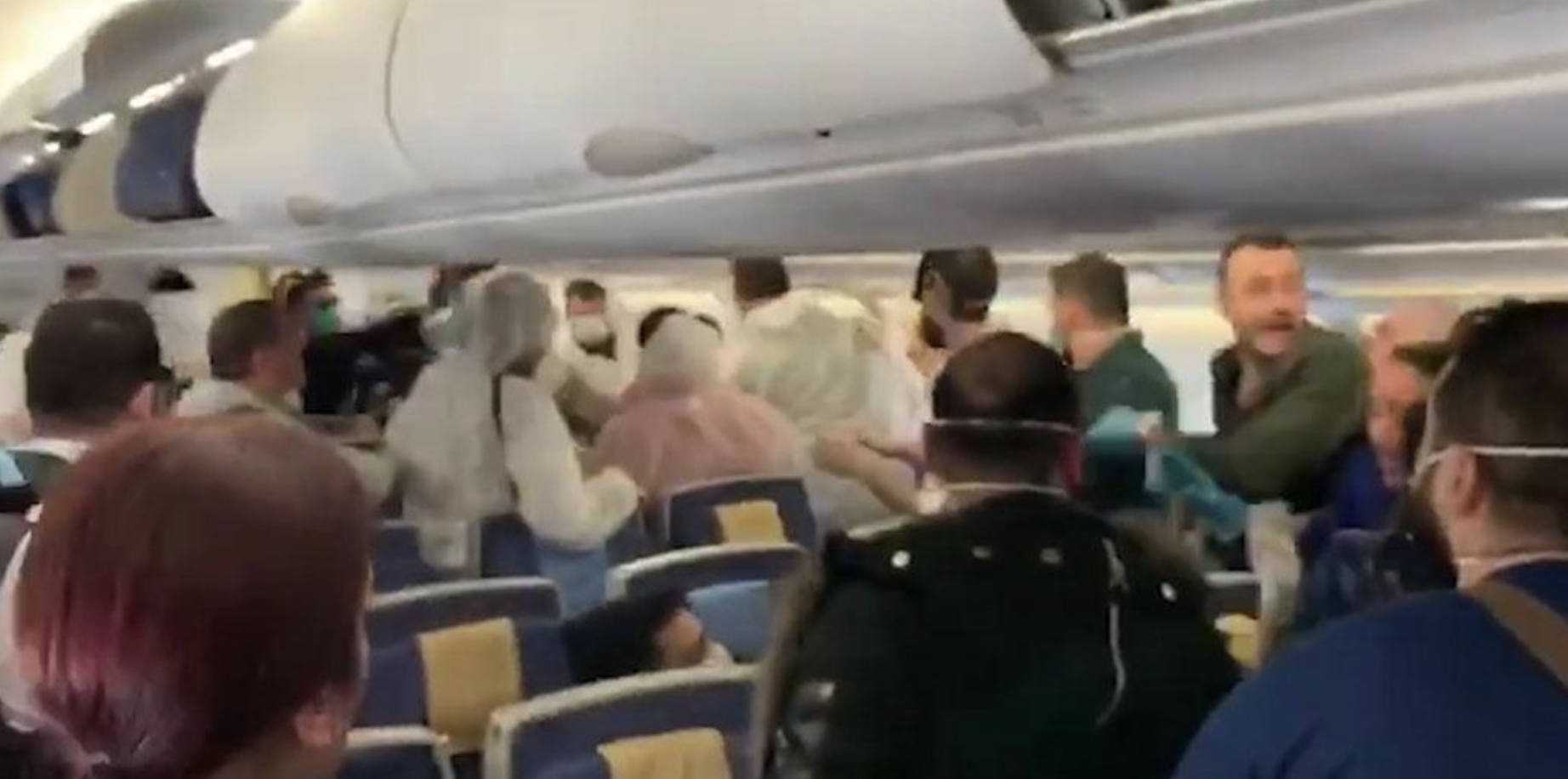 Azafata prohíbe embarcar a árabe sin saber que es el nuevo propietario de la aerolínea - Historia del día