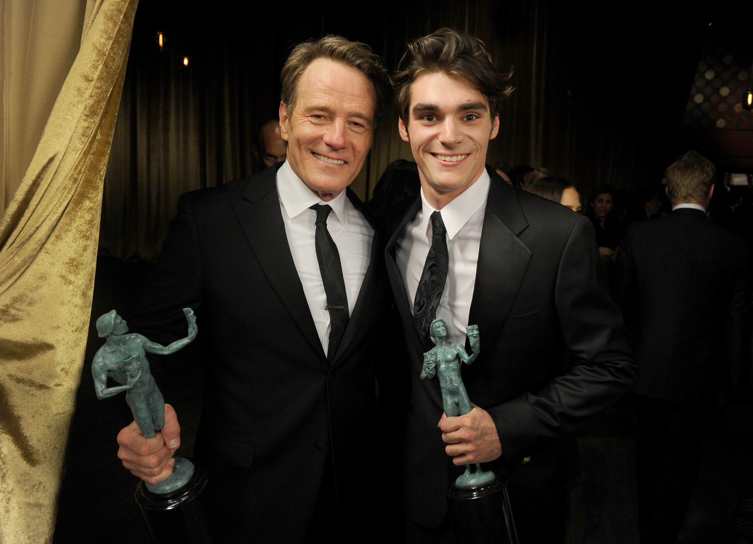 Los coprotagonistas de "Breaking Bad" RJ Mitte y Bryan Cranston posan con sus Premios del Sindicato de Actores en Los Ángeles el 18 de enero de 2014. | Fuente: Getty Images