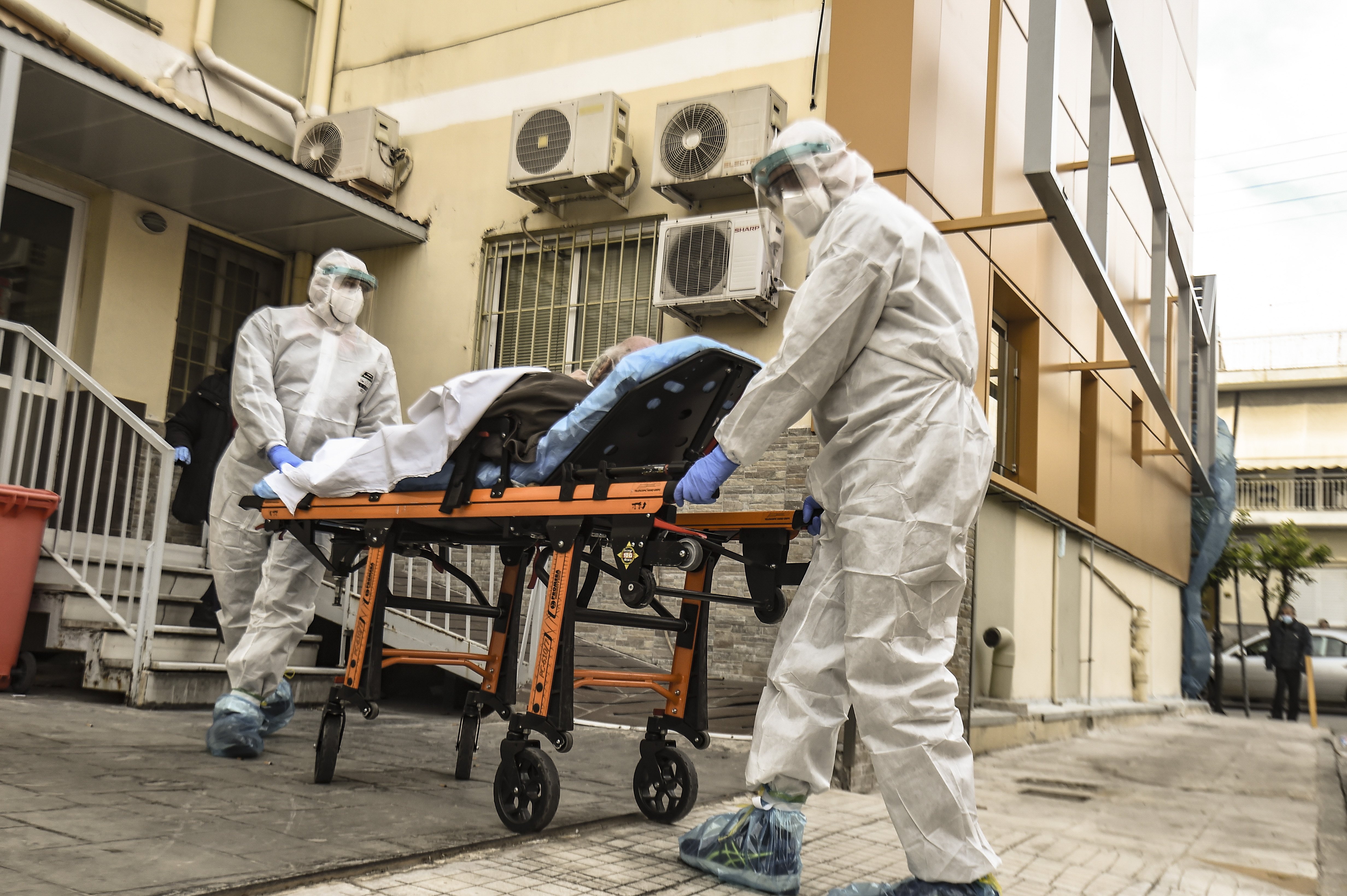 Doctores en Grecia transportan a paciente de COVID-19 en 2021. | Foto: Getty Images