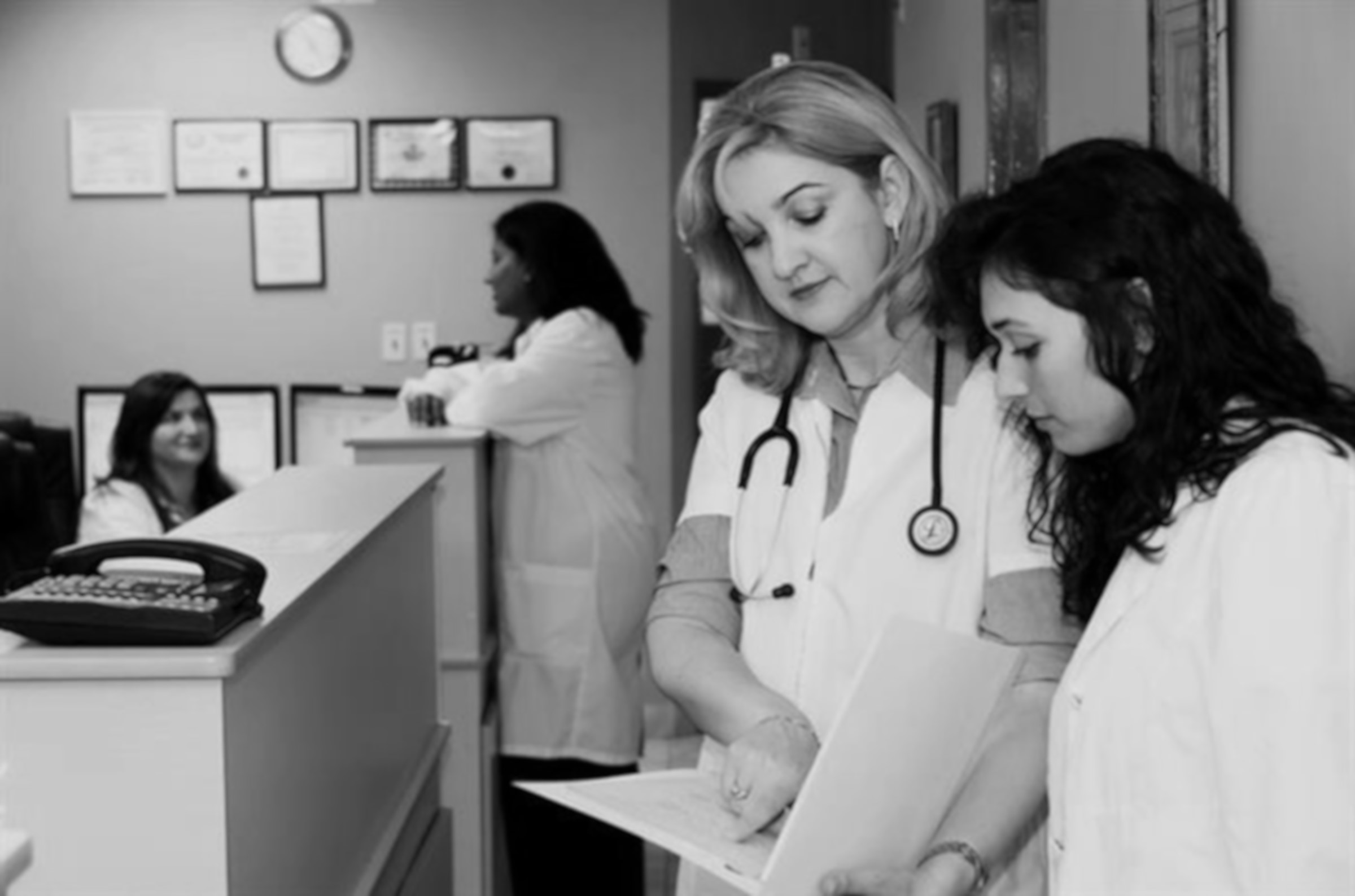 Médicos revisando pruebas en un hospital | Fuente: Unsplash