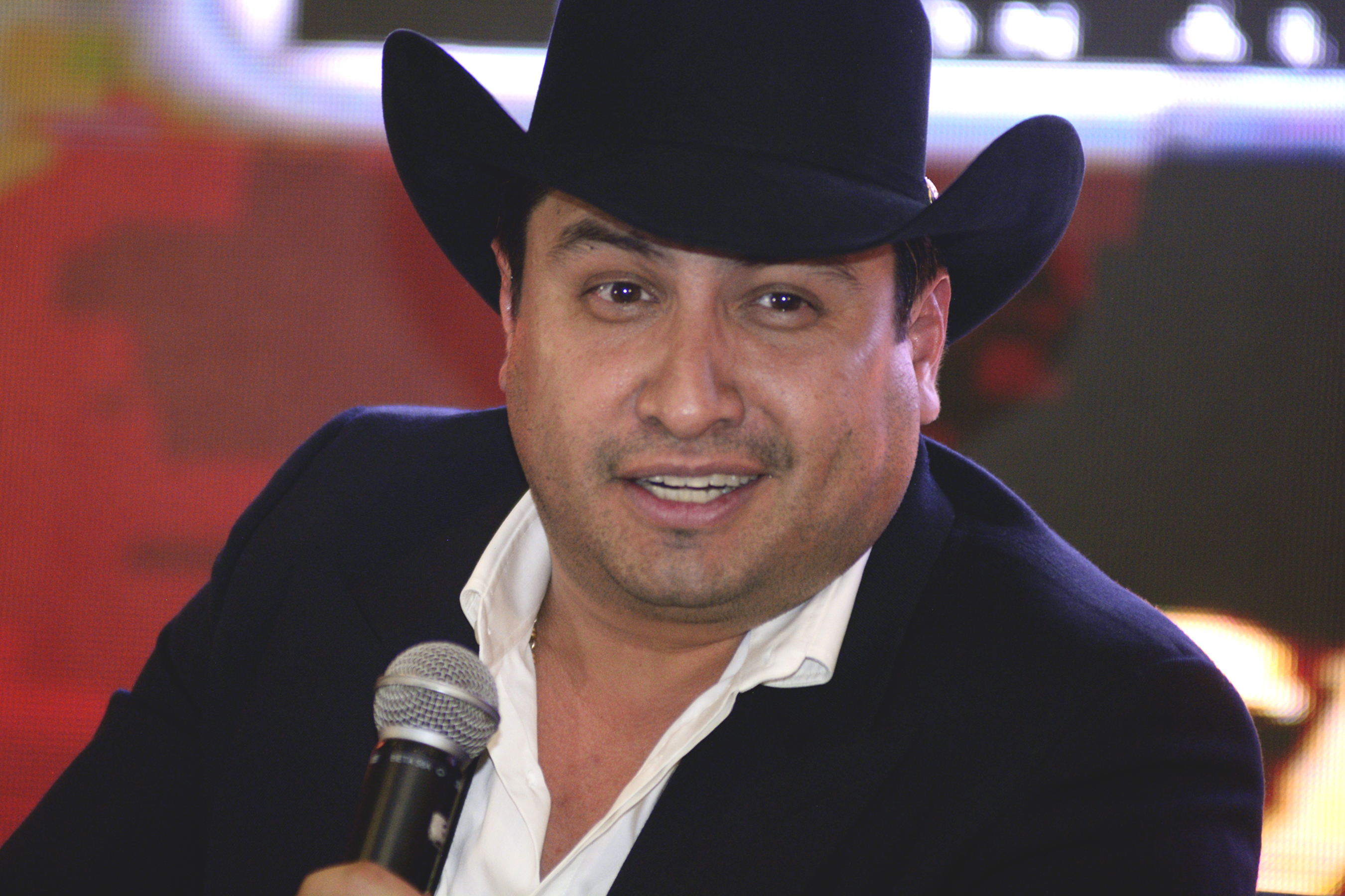El cantante mexicano Julión Álvarez habla durante una conferencia de prensa en el Hotel Presidente Intercontinental el 24 de mayo de 2022 en la Ciudad de México, México. | Fuente: Getty Images