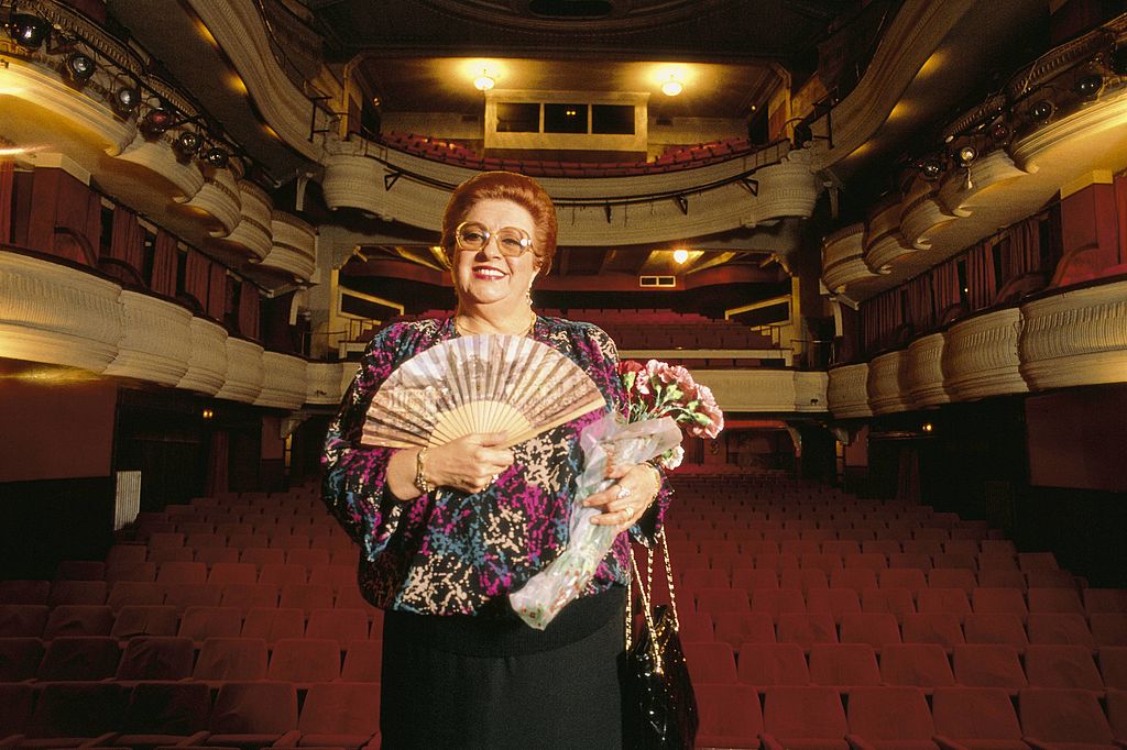 Florinda Chico posa en un teatro, con un abanico y un ramo de flores. | Foto: Getty Images