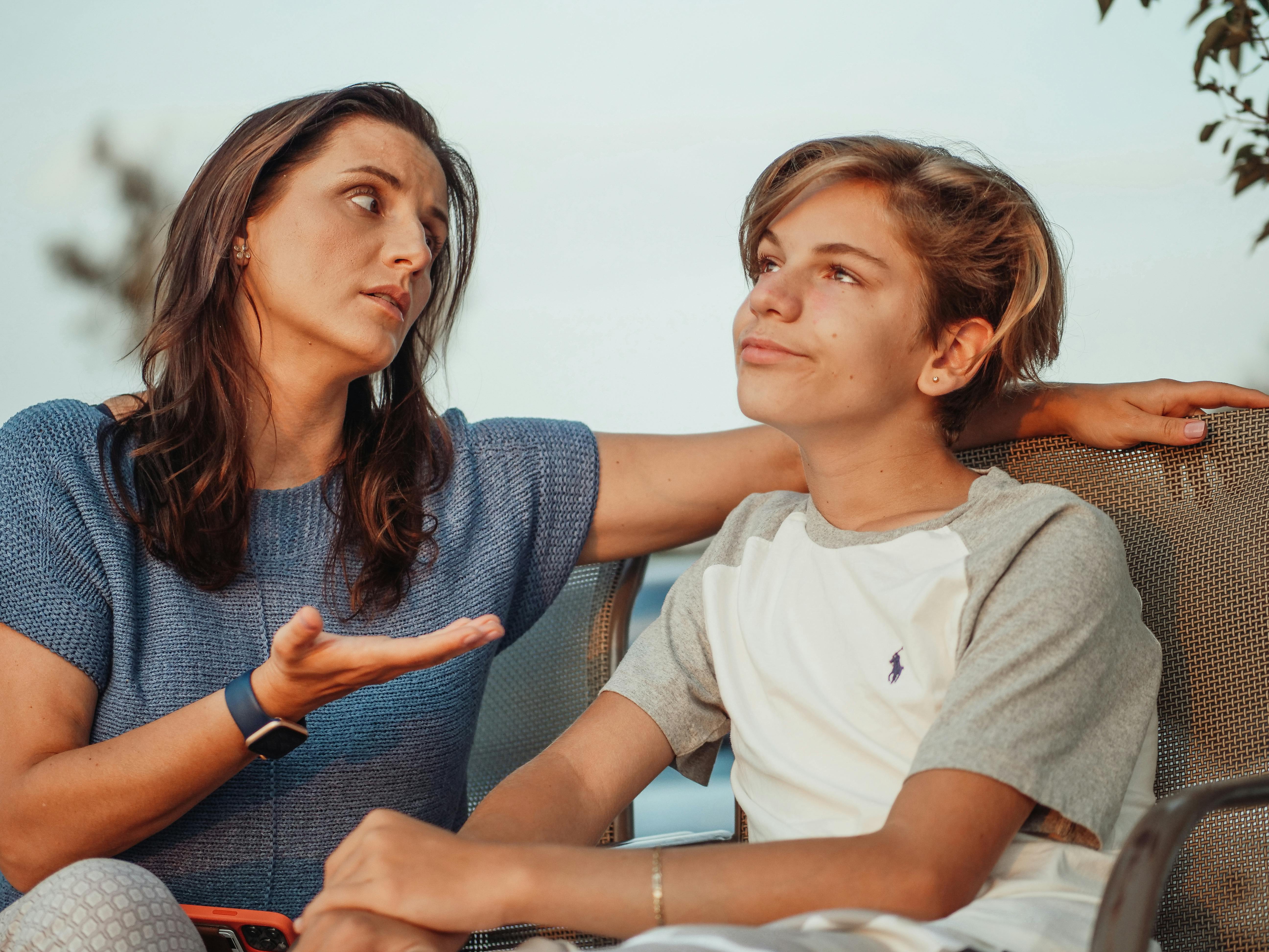 Una madre animando a su hijo adolescente | Fuente: Pexels