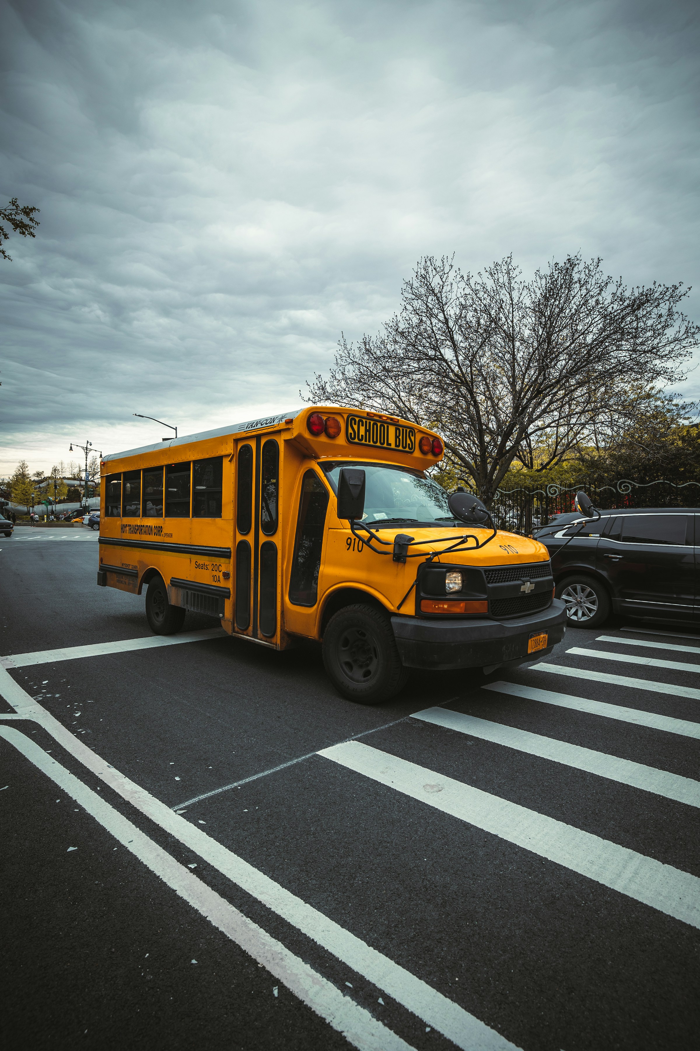 Un autobús escolar en la calle | Fuente: Unsplash