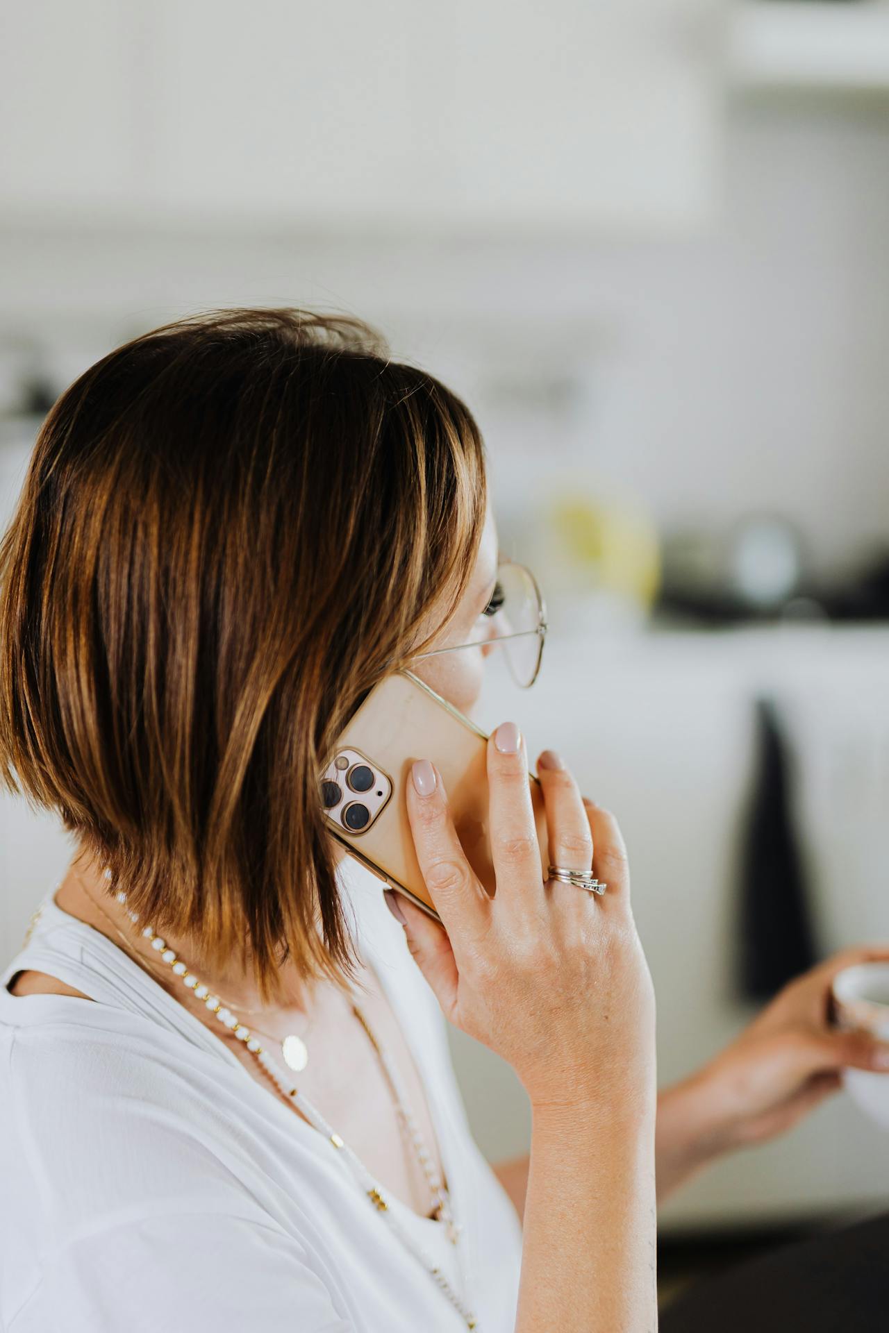 Una mujer hablando por teléfono | Fuente: Pexels