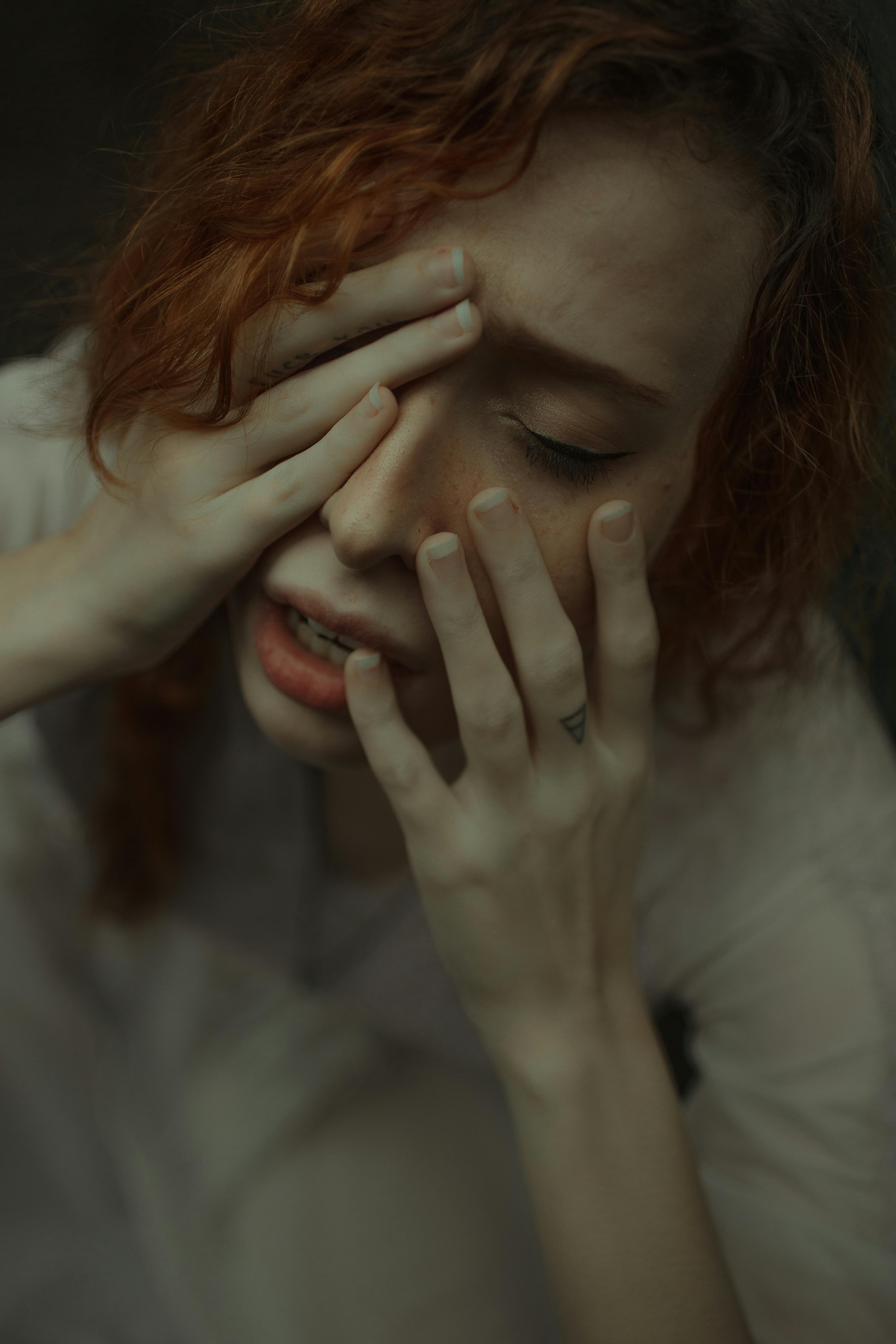 Una mujer sujetándose la cara | Fuente: Pexels