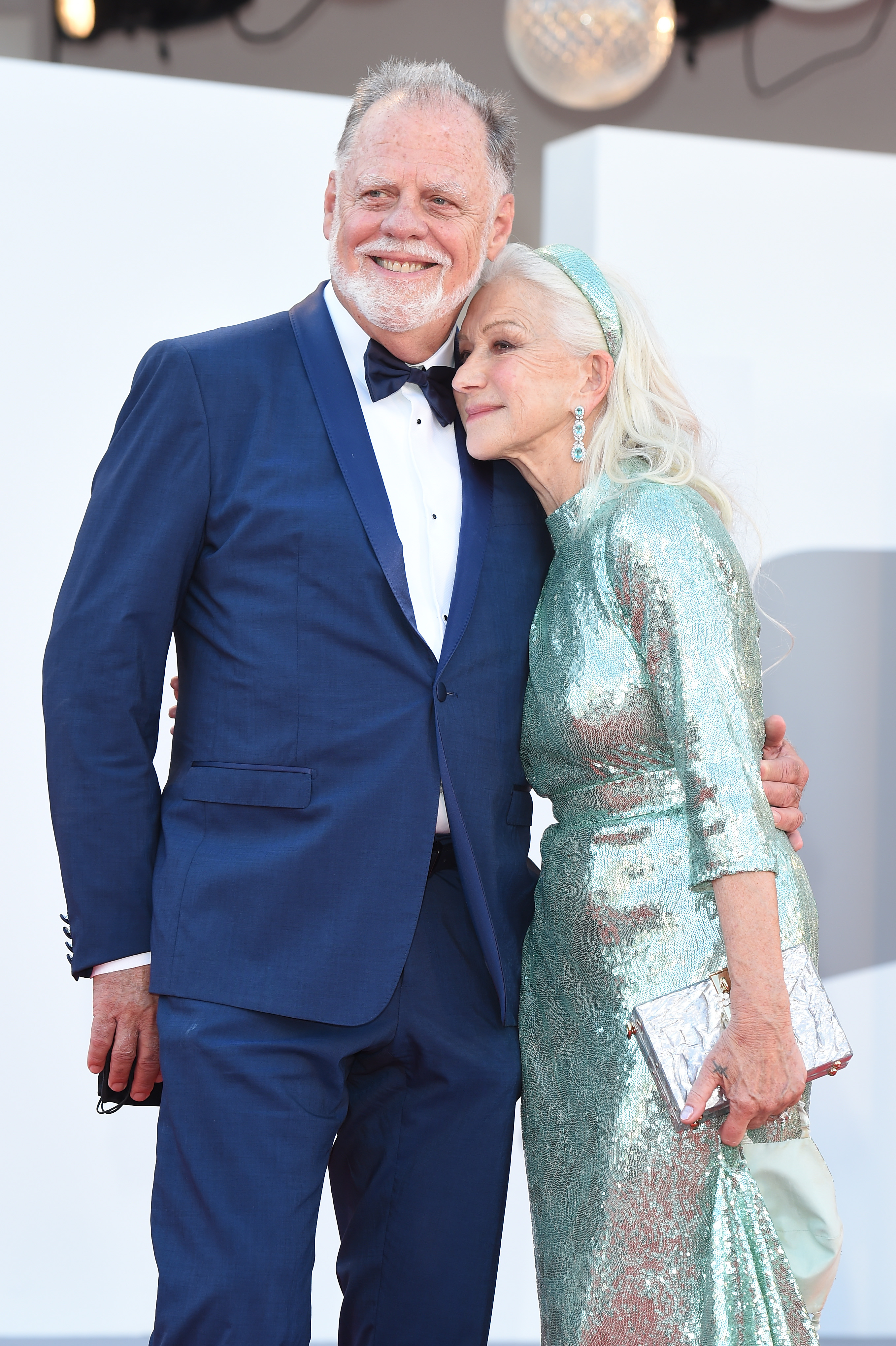 Taylor Hackford y Helen Mirren en la alfombra roja de la película "Madres Paralelas" durante el 78º Festival Internacional de Cine de Venecia, el 1 de septiembre de 2021, en Venecia, Italia | Fuente: Getty Images