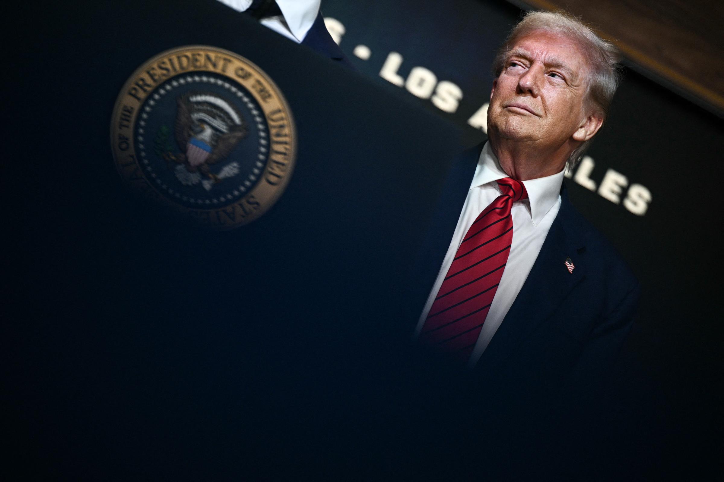 El presidente Donald Trump mira pensativo antes de firmar una orden ejecutiva en el Auditorio South Court de la Casa Blanca, donde estableció un grupo de trabajo para apoyar los Juegos Olímpicos de 2028 en Los Ángeles.