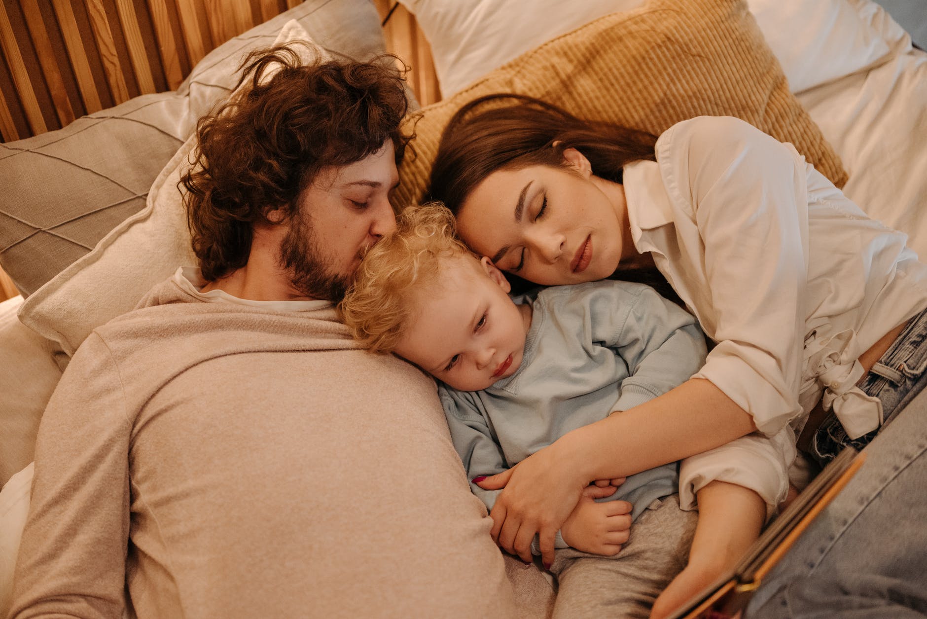 Pareja con un niño. | Foto: Pexels