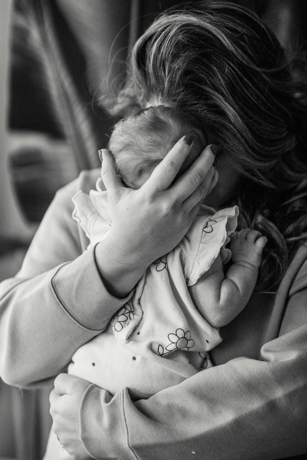 Una mujer abraza a su bebé | Fuente: Pexels