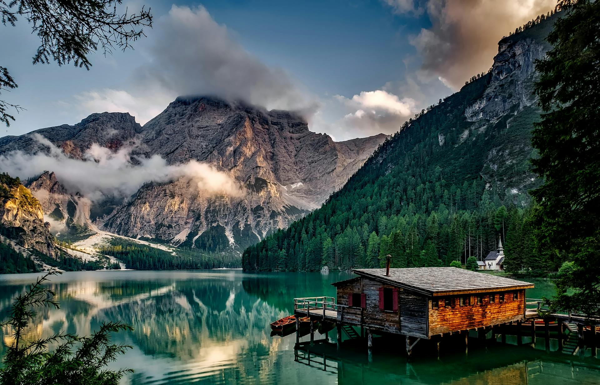 Una cabaña junto al lago | Fuente: Pexels