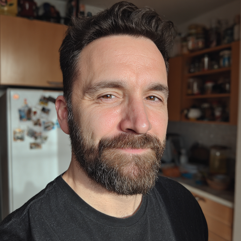 Un uomo sorridente in piedi in una cucina Fonte: Midjourney