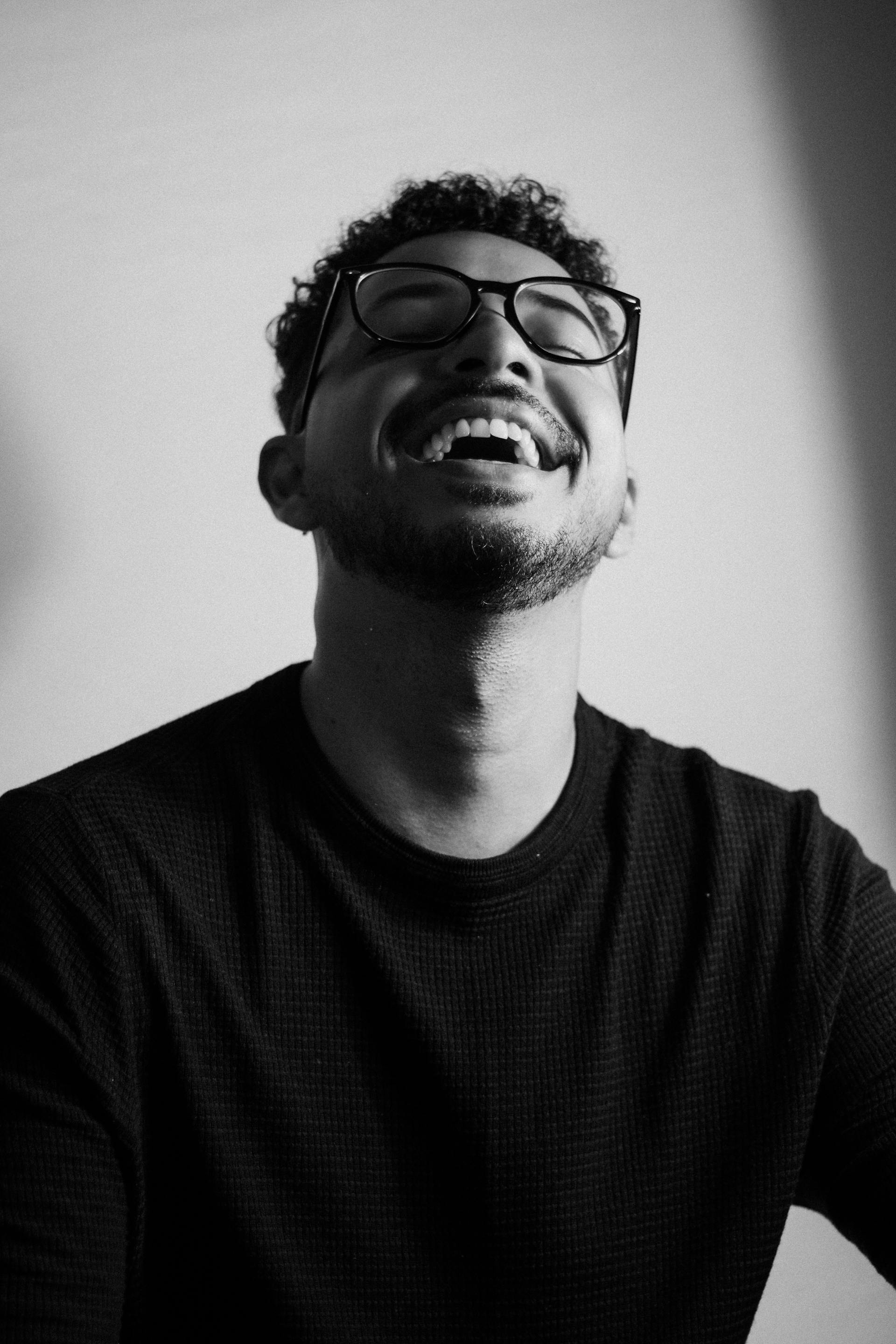 Un uomo che ride | Fonte: Pexels
