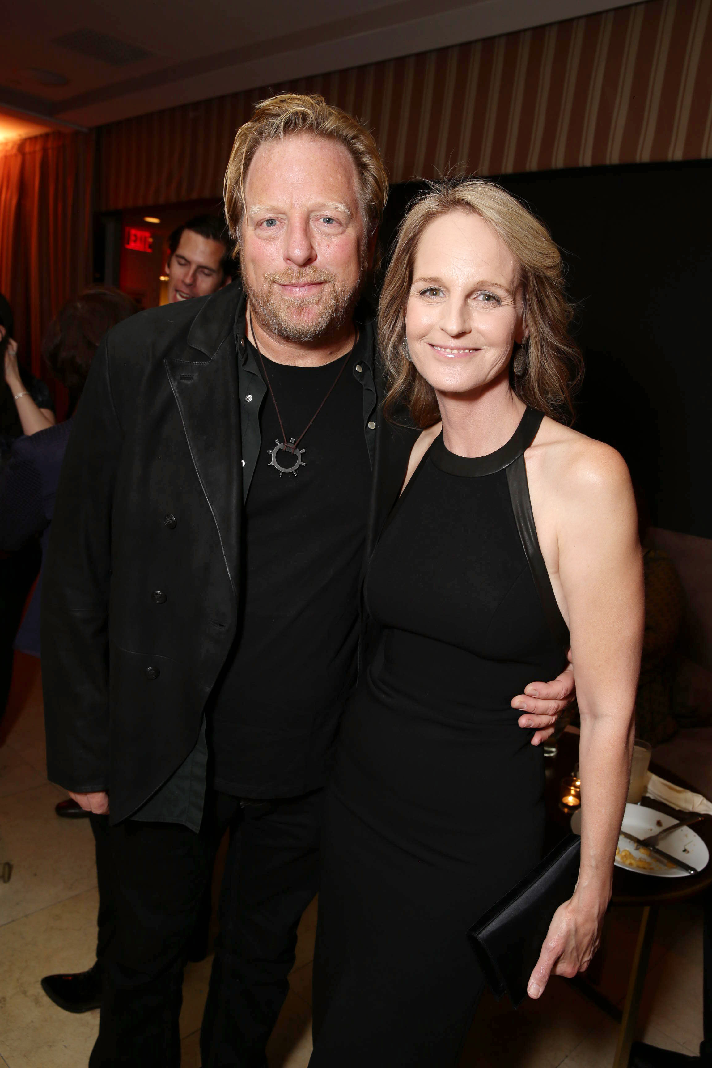 Matthew Carnahan y Helen Hunt vistos en la Víspera de los Emmy 2015 de Showtime en Los Ángeles, California, el 19 de septiembre de 2015. | Fuente: Getty Images