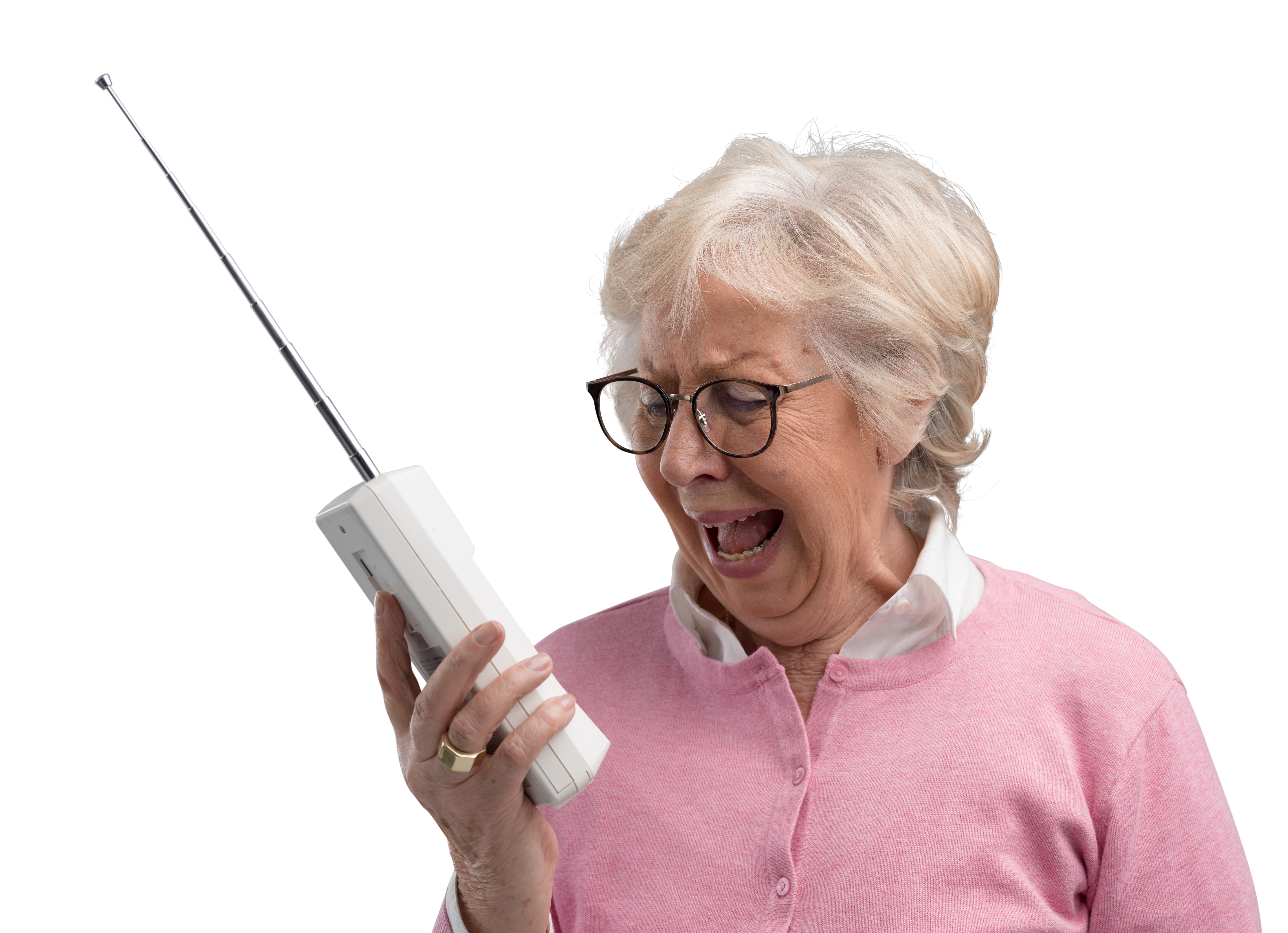 Una anciana frustrada utilizando un viejo teléfono inalámbrico | Foto: Shutterstock