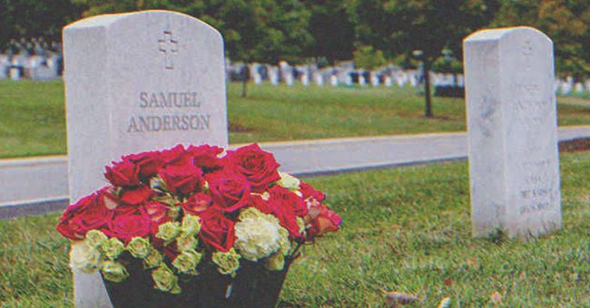 Tumbas en un cementerio con un ramo de rosas en una de ellas. | Foto: Shutterstock