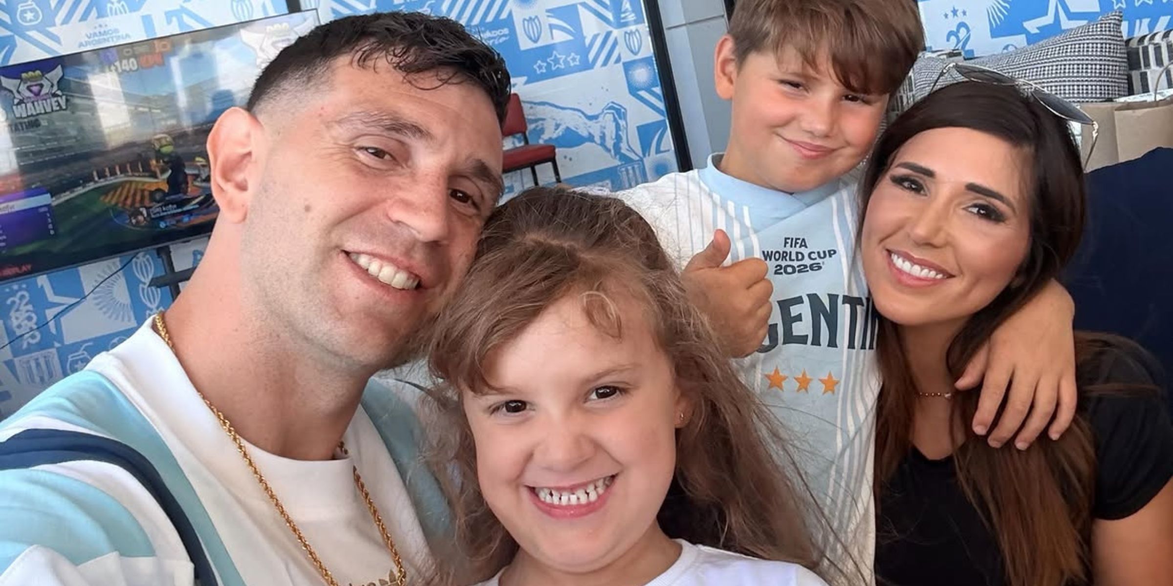 Emiliano "Dibu" Martínez, su esposa Amanda "Mandinha" Gama y sus hijos, Santiago y Ava | Source: Instagram.com/mandinha_martinez_