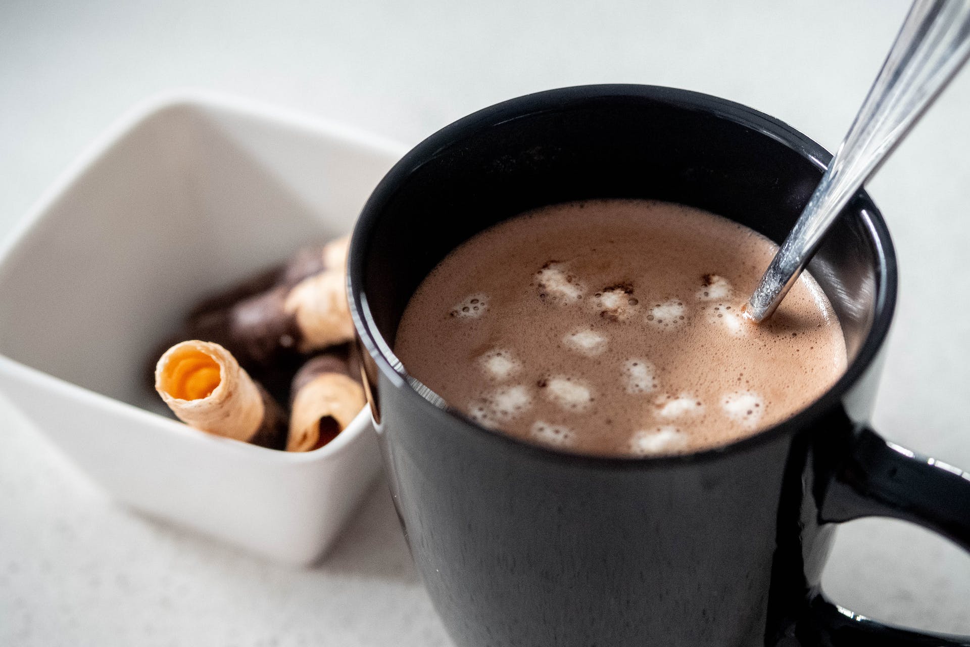 Chocolate caliente en una taza negra | Foto: Pexels