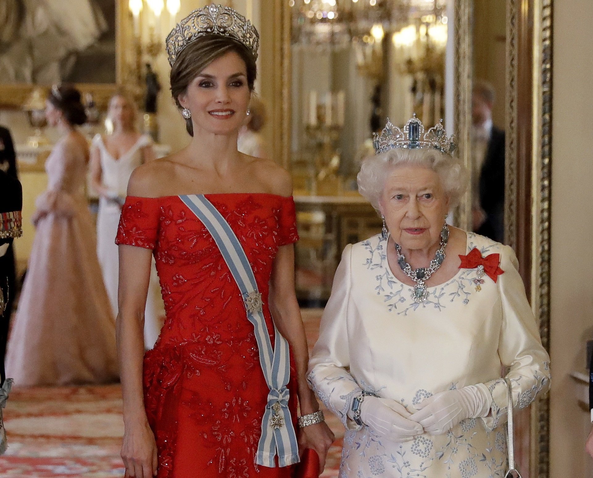 La reina Elizabeth II y la reina Letizia en el Palacio de Buckingham, el 12 de julio de 2017 en Londres, Inglaterra. | Foto: Getty Images