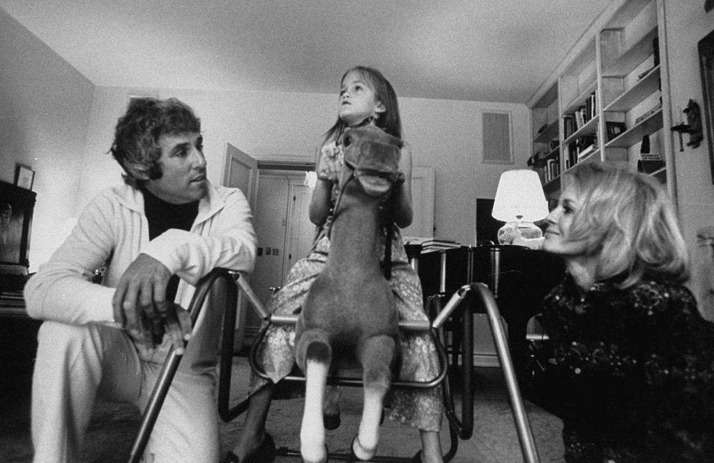Burt Bacharach, Angie Dickinson y Nikki Bacharach en Los Angeles en 1974. | Foto: Getty Images