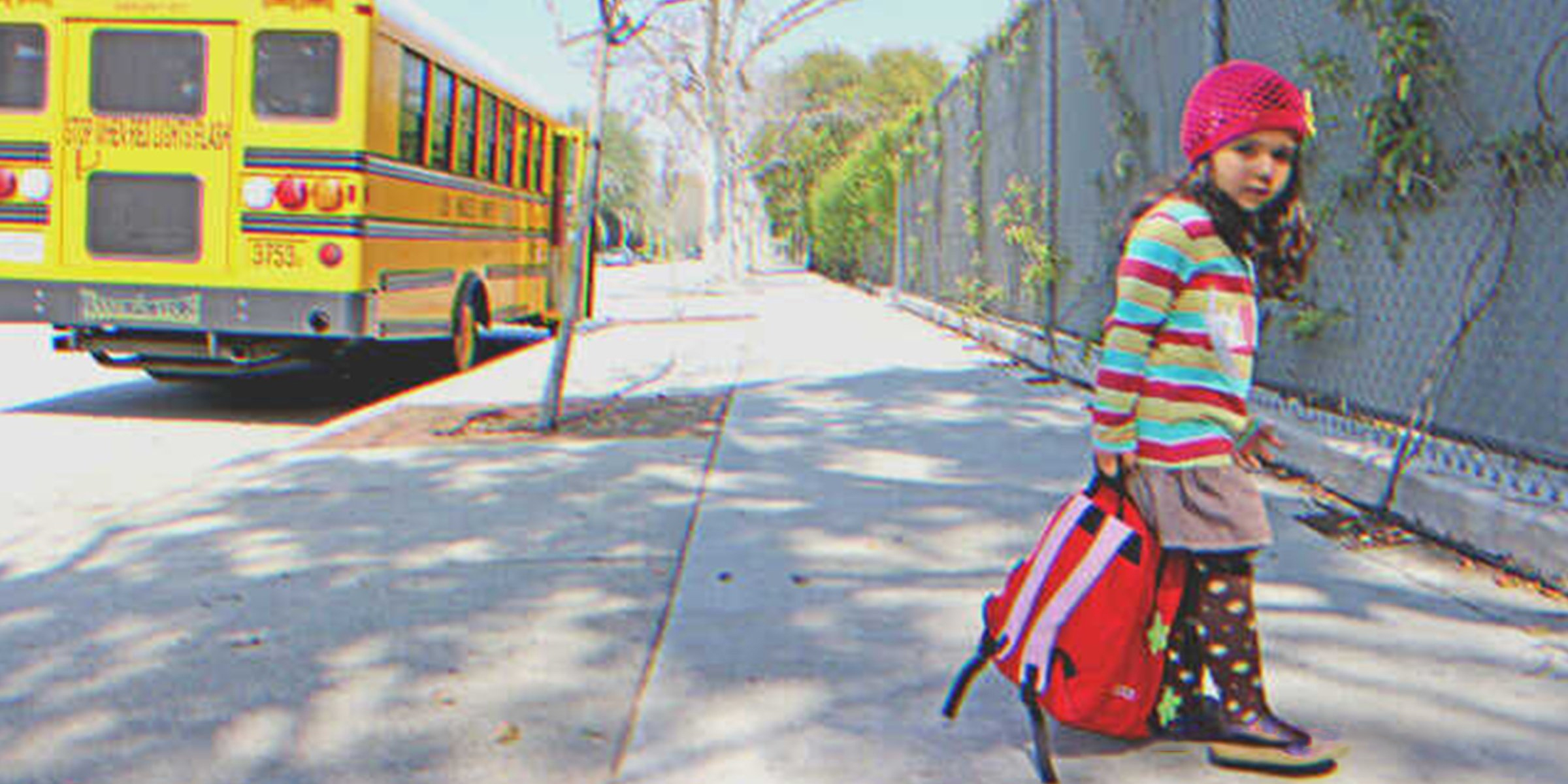 Niña yendo a la escuela | Fuente: Flickr.com/IsabelleAcatauassu (CC BY 2.0)