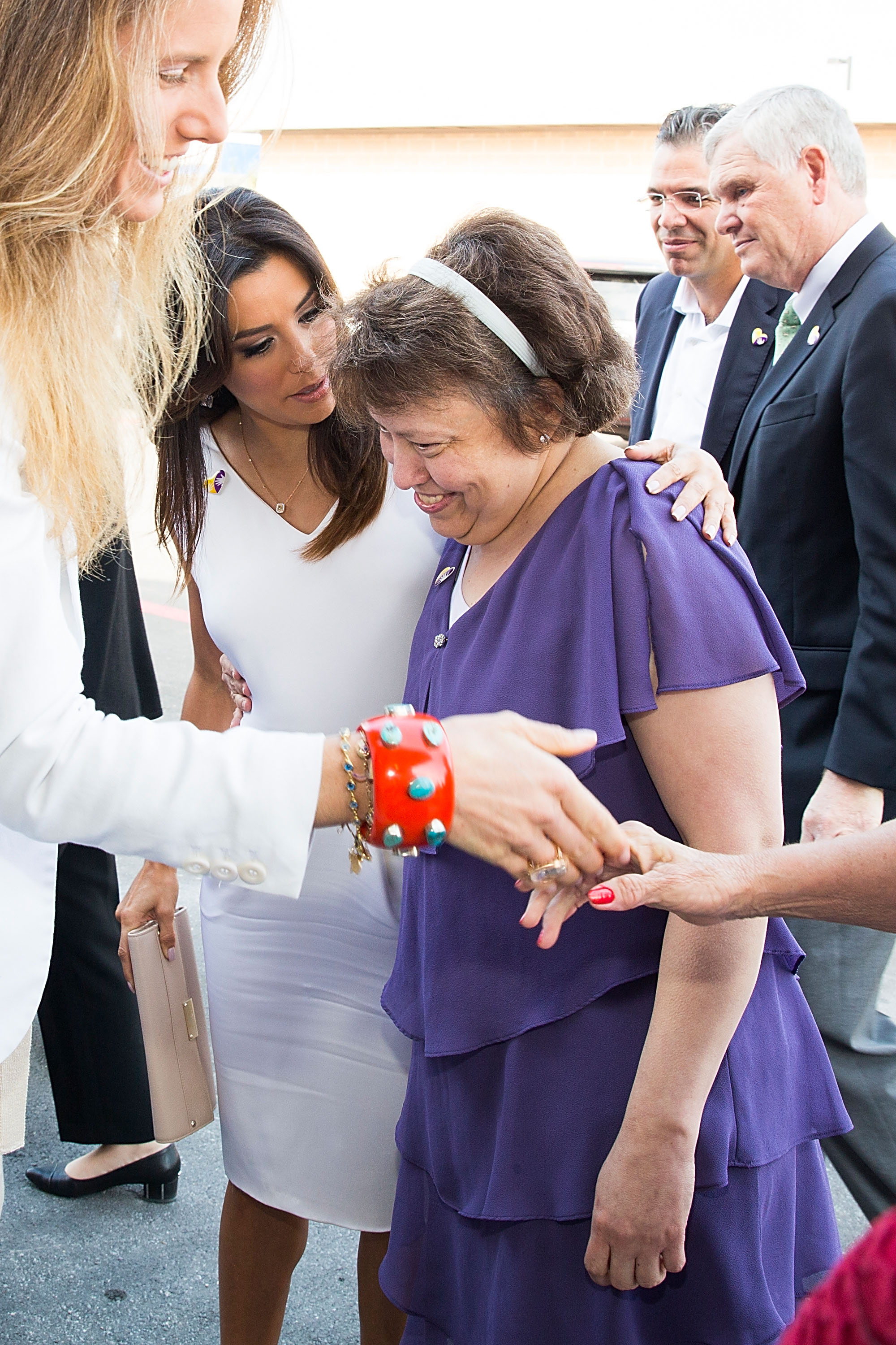 Eva y su hermana Elizabeth Judina Longoria en la gran ceremonia de inauguración del Instituto de Rehabilitación Infantil de TeletónUSA (CRIT USA) el 30 de octubre de 2014, en San Antonio, Texas | Fuente: Getty Images