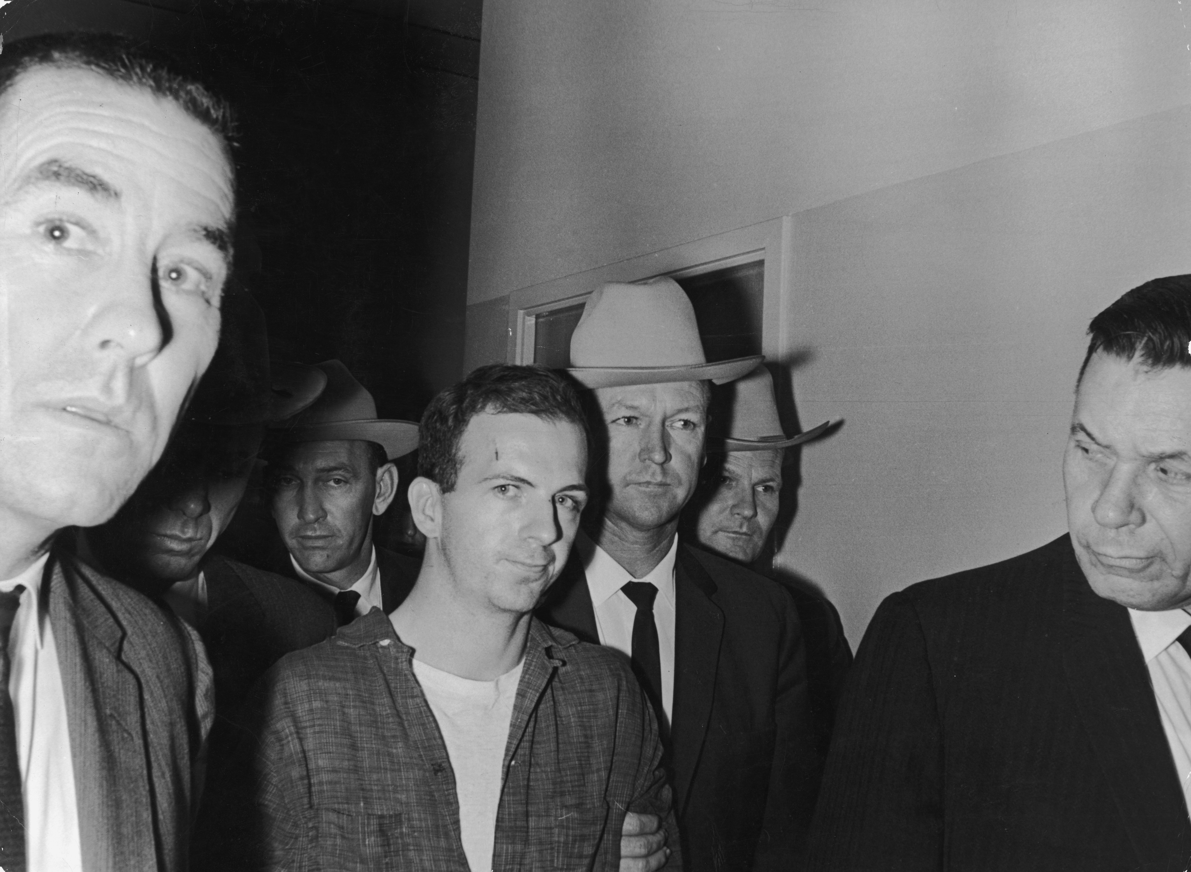 Lee Harvey Oswald detenido por la policía tras disparar presuntamente contra el ex presidente John F. Kennedy el 22 de noviembre de 1963, en Dallas, Texas. | Fuente: Getty Images