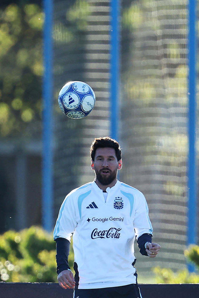El argentino Lionel Messi sostiene el balón durante una sesión de entrenamiento en el centro de entrenamiento Lionel Messi, el 5 de octubre de 2026 en Ezeiza, Argentina. | Fuente: Getty Images