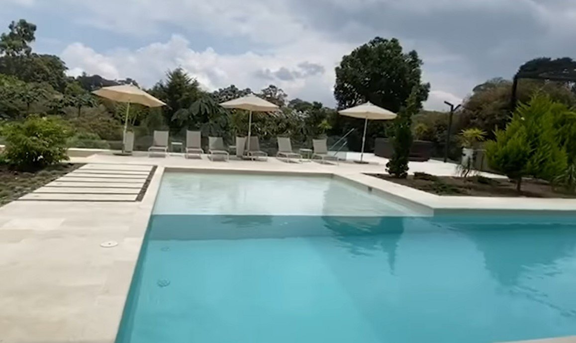 Piscina de la casa de Maluma en Medellín. | Foto: Youtube/Architectural Digest