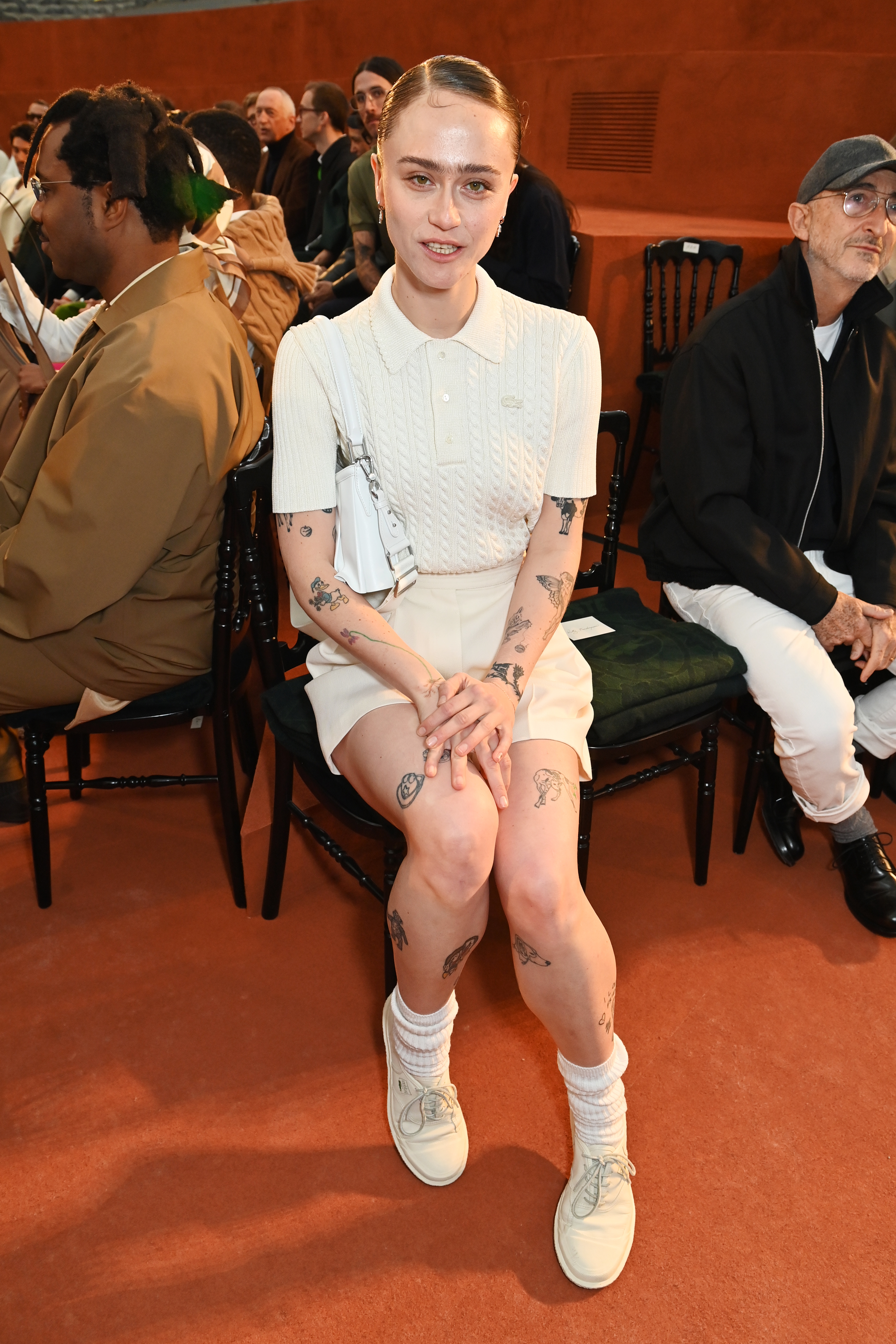 Ella Emhoff sentada en el desfile de moda de Lacoste. | Fuente: Getty Images