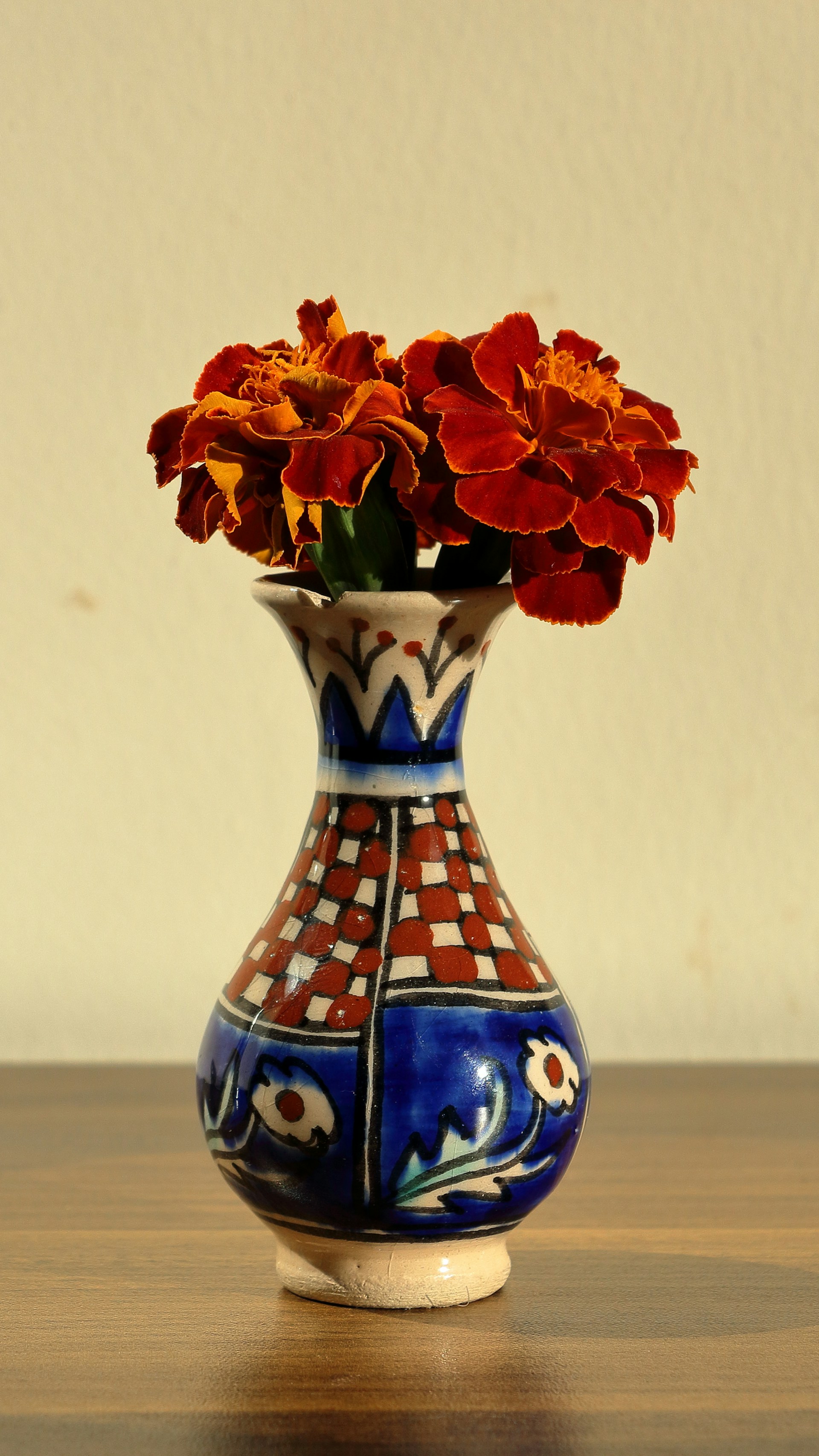 Un jarrón de cerámica con flores sobre la mesa | Fuente: Unsplash