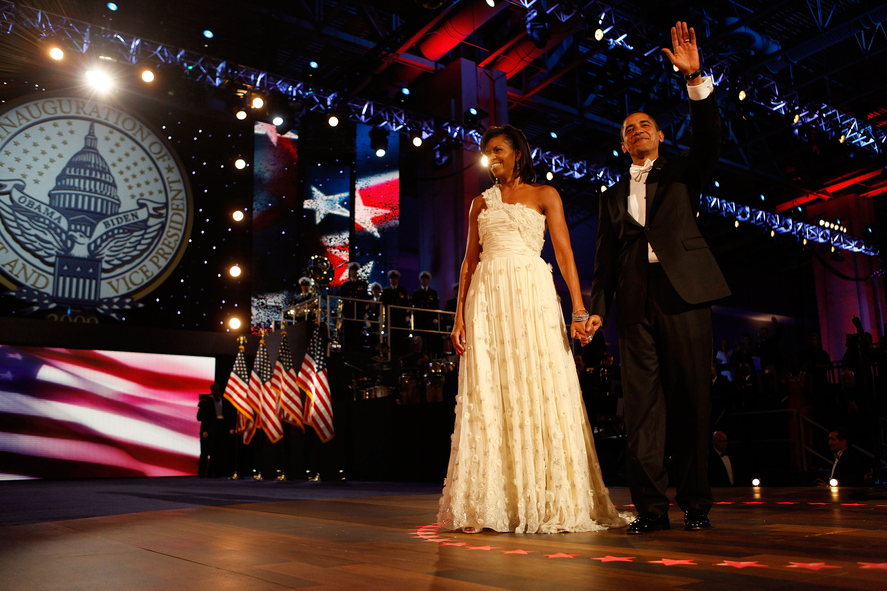 En el baile inaugural del vecindario, celebrado el 20 de enero de 2009, Beyoncé cantó para el presidente y la primera dama recién investidos mientras subían juntos al escenario. | Fuente: Getty Images