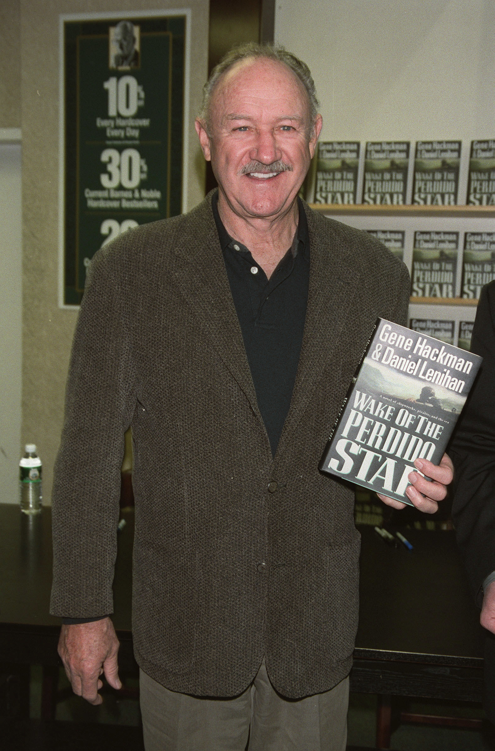 Gene Hackman presenta su libro "Wake of the Perdido" en Barnes & Noble en Nueva York, el 4 de noviembre de 1999 | Fuente: Getty Images