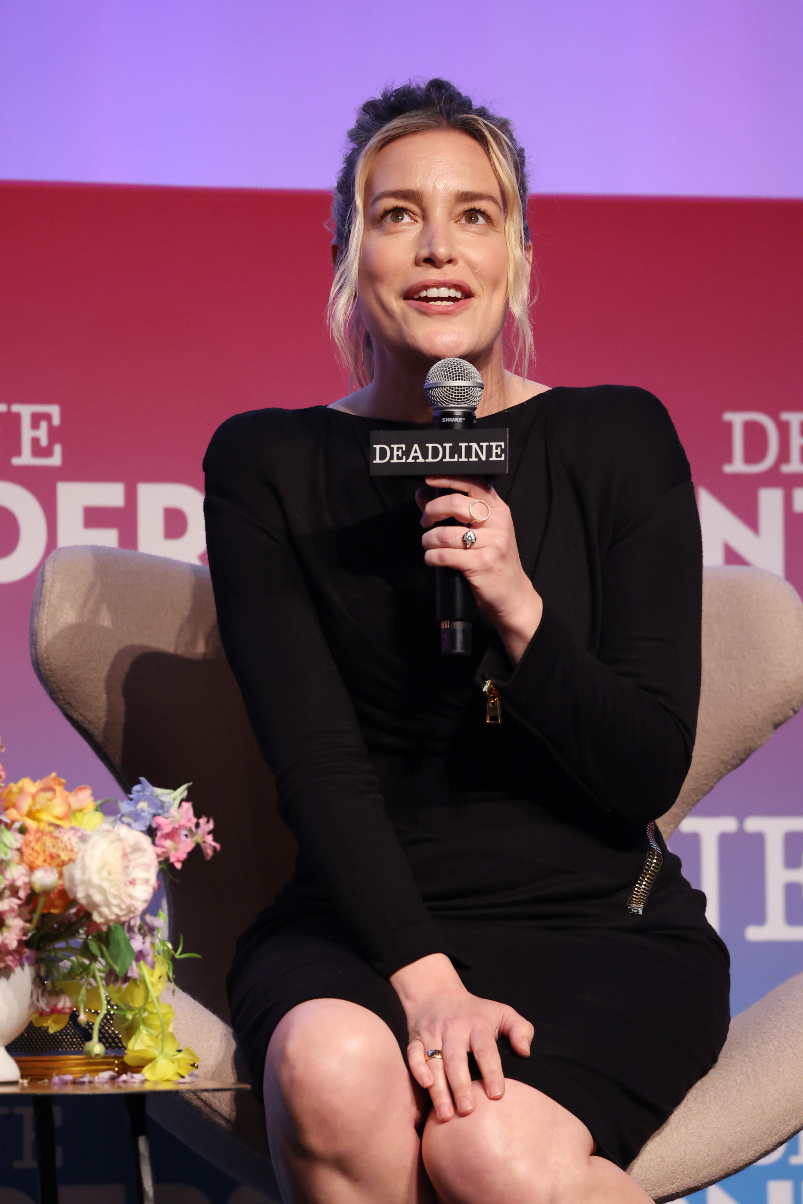 Piper Perabo habla en el panel de "Yellowstone" durante el evento Deadline Contenders en Los Ángeles el 16 de abril de 2023 | Fuente: Getty Images