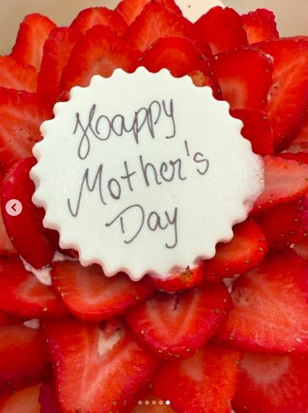 Foto de un postre de fresa como parte del homenaje de Gisele Bündchen por el Día de la Madre, publicada el 11 de mayo de 2025. | Fuente: Instagram/gisele