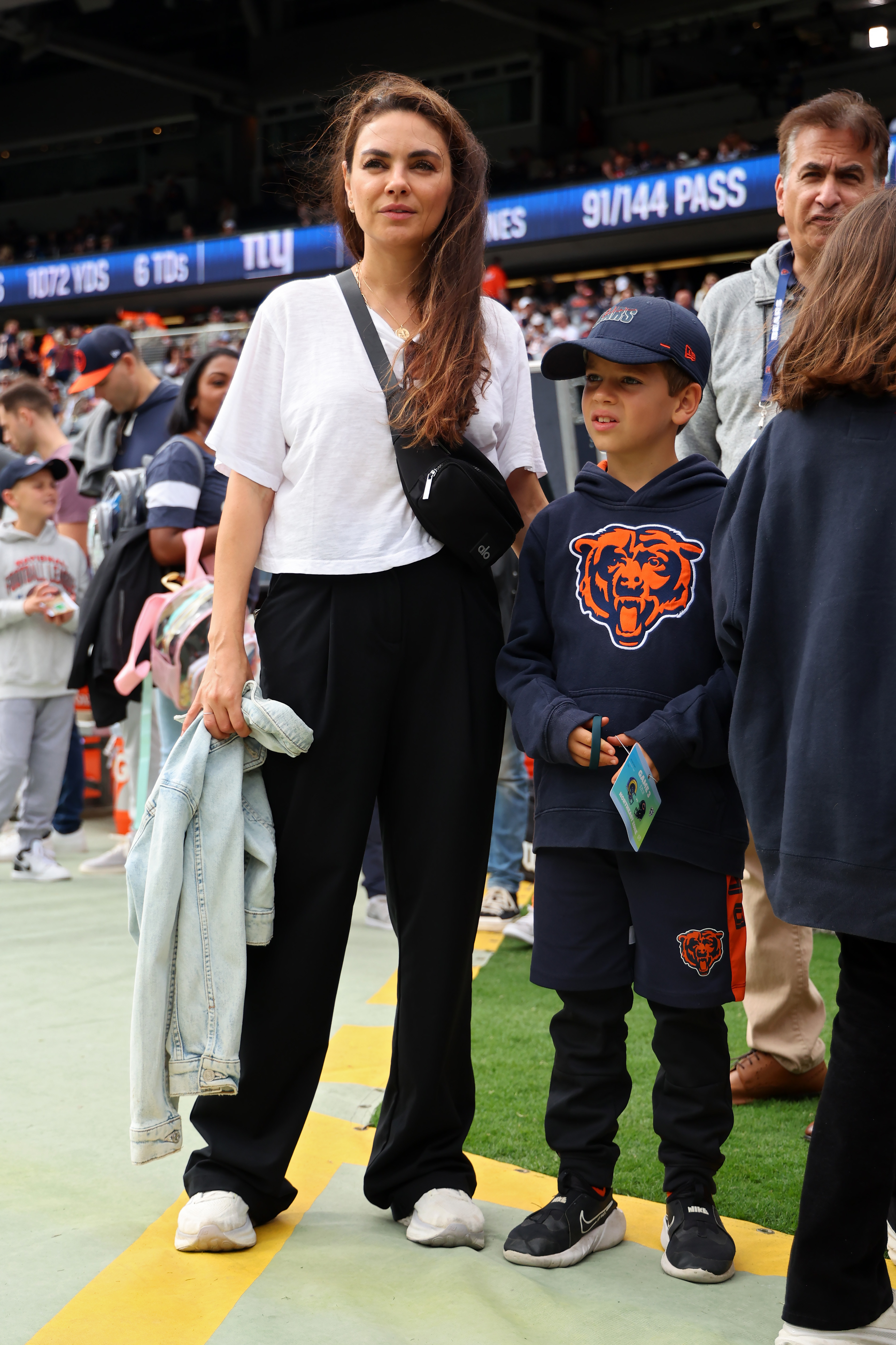 Mila Kunis vista en un partido entre los Chicago Bears y los Los Angeles Rams con su hijo Dimitri Kutcher en Chicago, Illinois, el 29 de septiembre de 2024 | Fuente: Getty Images