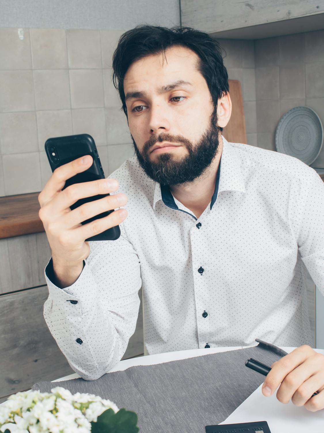 Un hombre mirando su teléfono | Fuente: Pexels