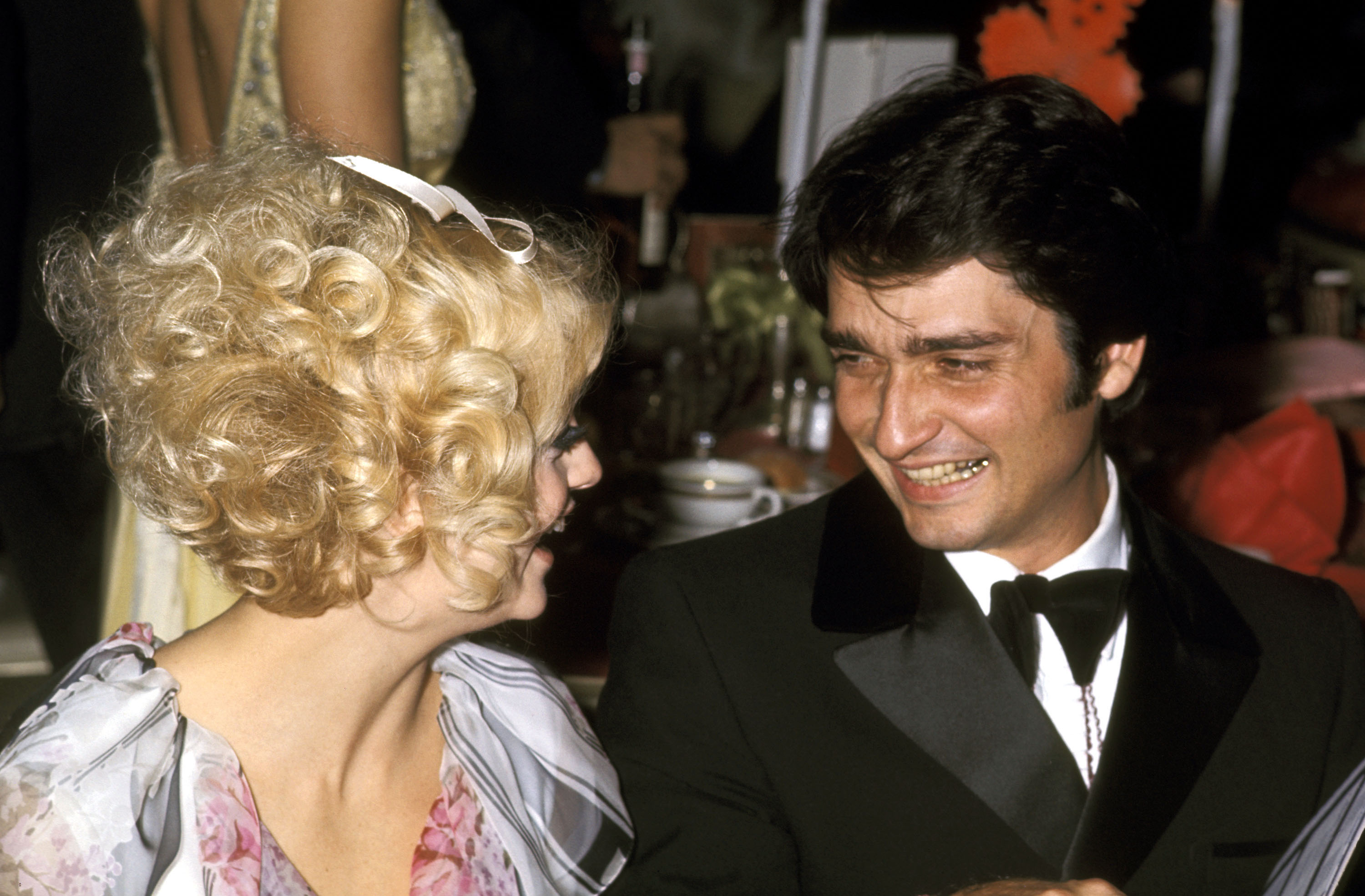 Goldie Hawn y Gus Trikonis durante el estreno de "Cactus Flower" el 15 de diciembre de 1969 | Fuente: Getty Images