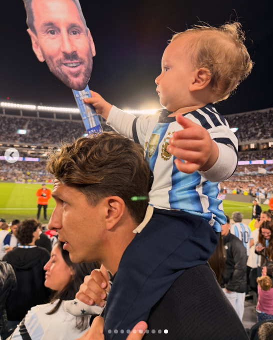 El pequeño Faustino disfrutó del espectáculo llevado sobre los hombros de su papá en medio de las tribunas colmadas del estadio. Con la camiseta albiceleste de la Selección puesta, el niño sostuvo entusiasmado con una mano la careta de Lionel Messi mientras observaba maravillado todo el movimiento en el campo de juego. | Fuente: Instagram/evabargiela
