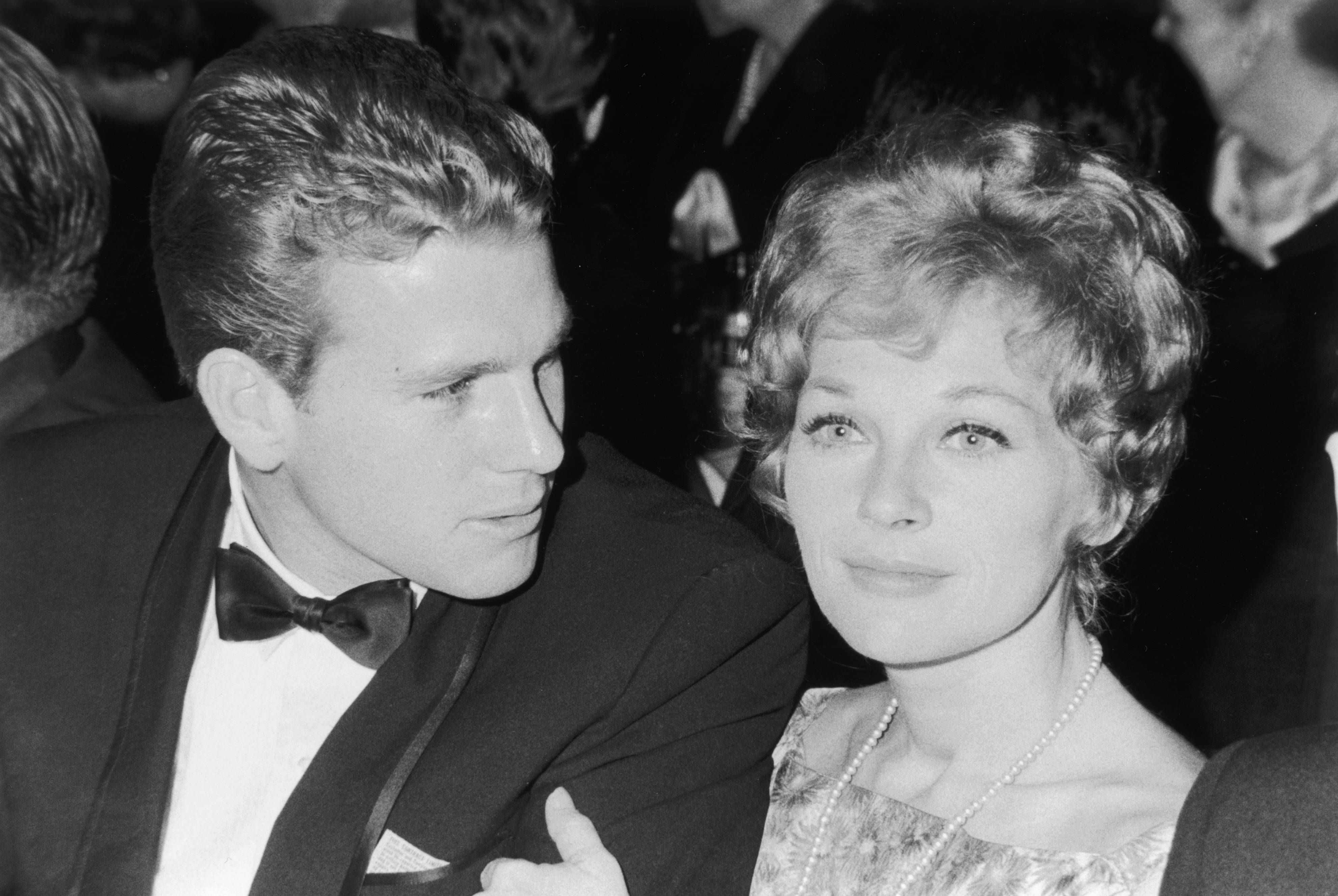 Ryan O'Neal y Joanna Moore en un evento de Hollywood en 1965 en California | Fuente: Getty Images