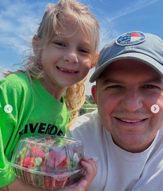 Noelle Franklin y su padre, Dylan, posan juntos, con fecha del 15 de junio de 2025 | Fuente: Instagram/dfrank