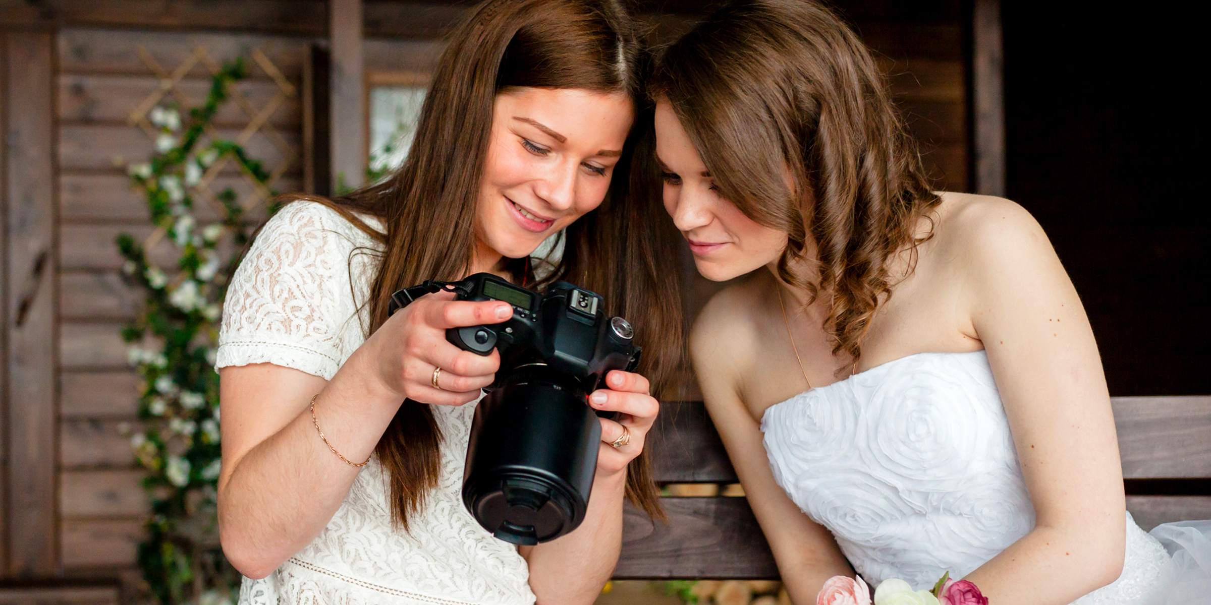 Fotógrafa y novia mirando a una cámara | Fuente: Shutterstock