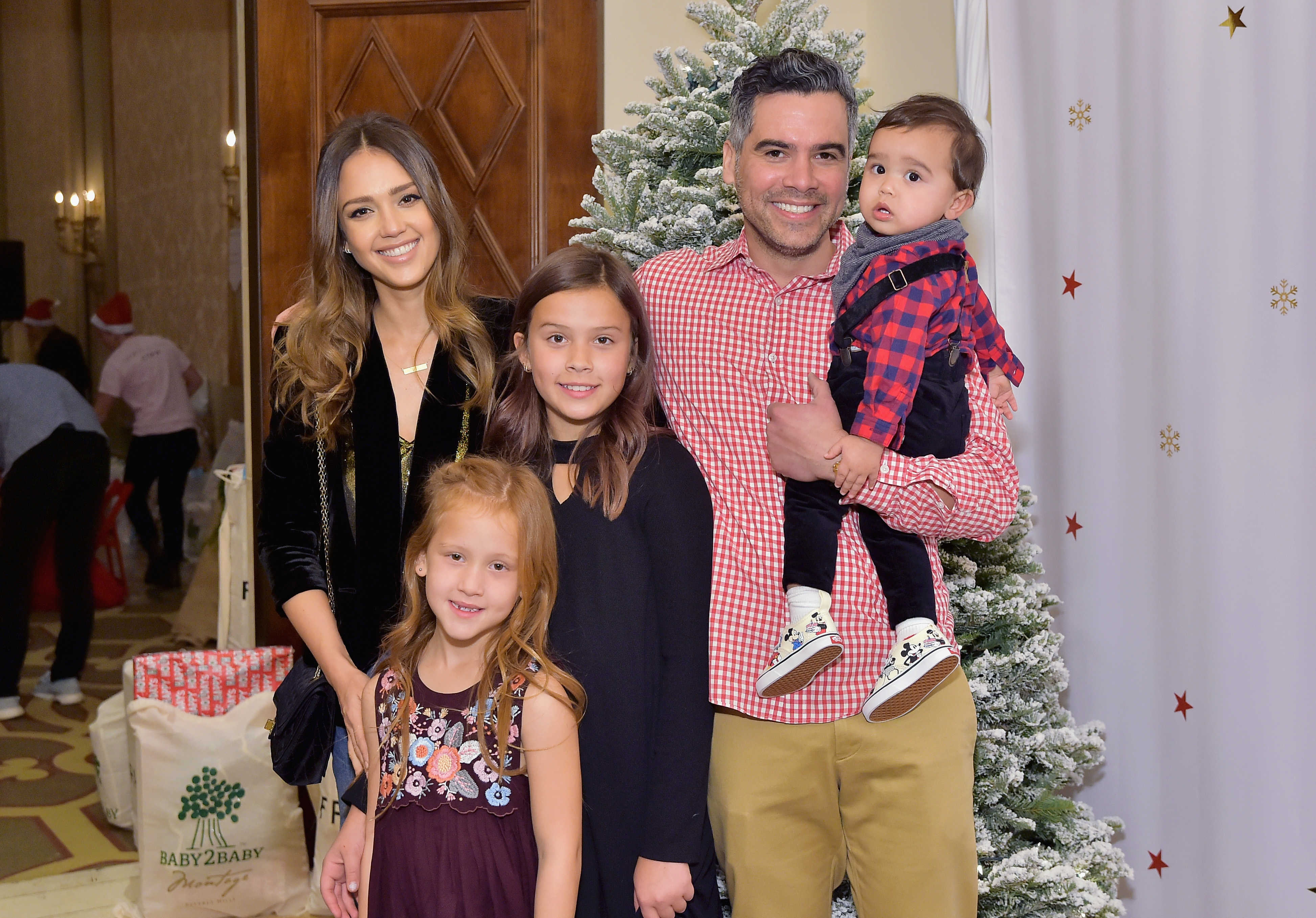 Jessica Alba y Cash Warren, con sus hijos Haven, Honor y Hayes, asisten a la fiesta Baby2Baby Holiday Party el 16 de diciembre de 2018 | Fuente: Getty Images